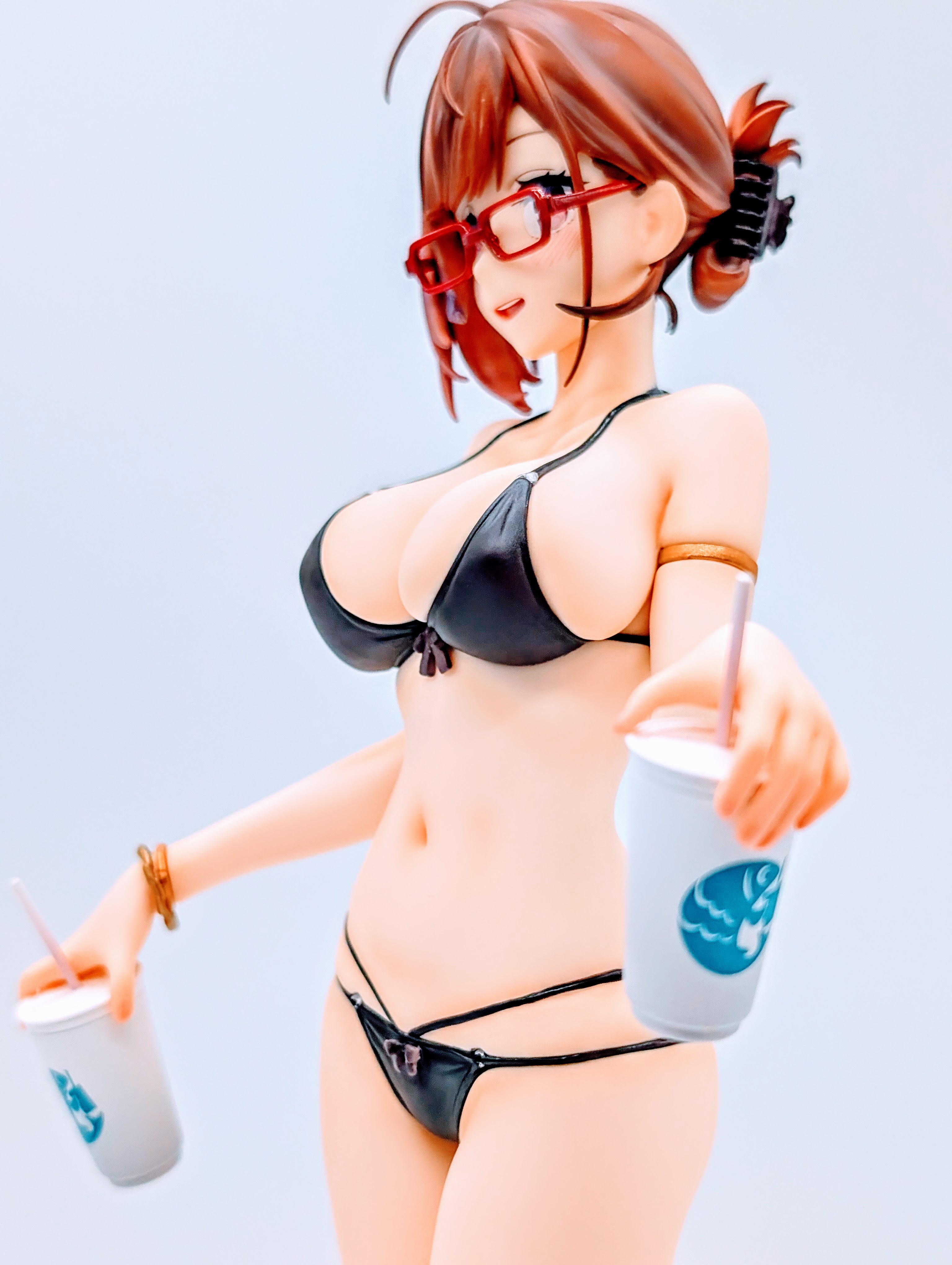 Nearsighted Sister side angle focusing on torso volume