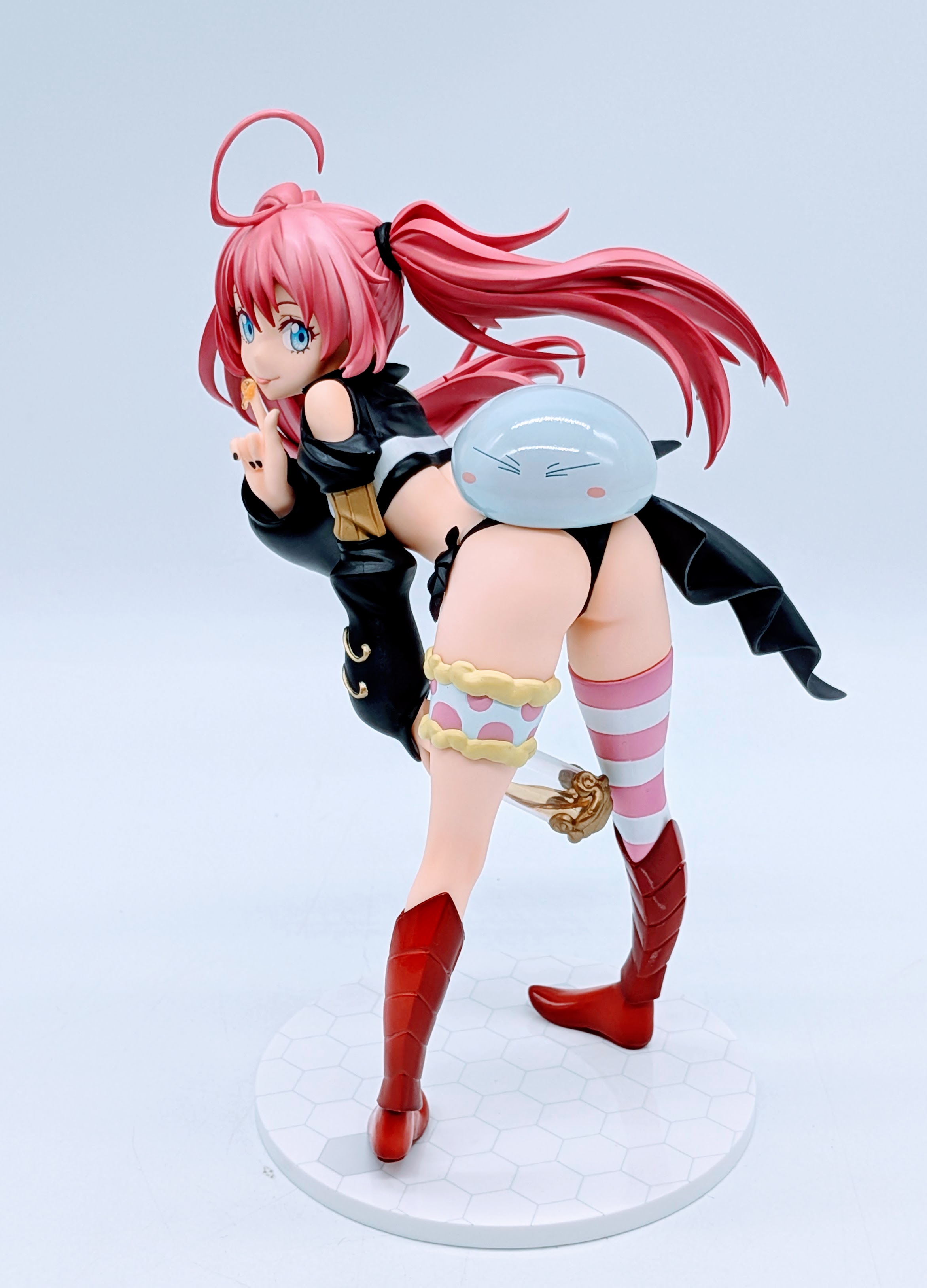 Milim full figure, frontal view