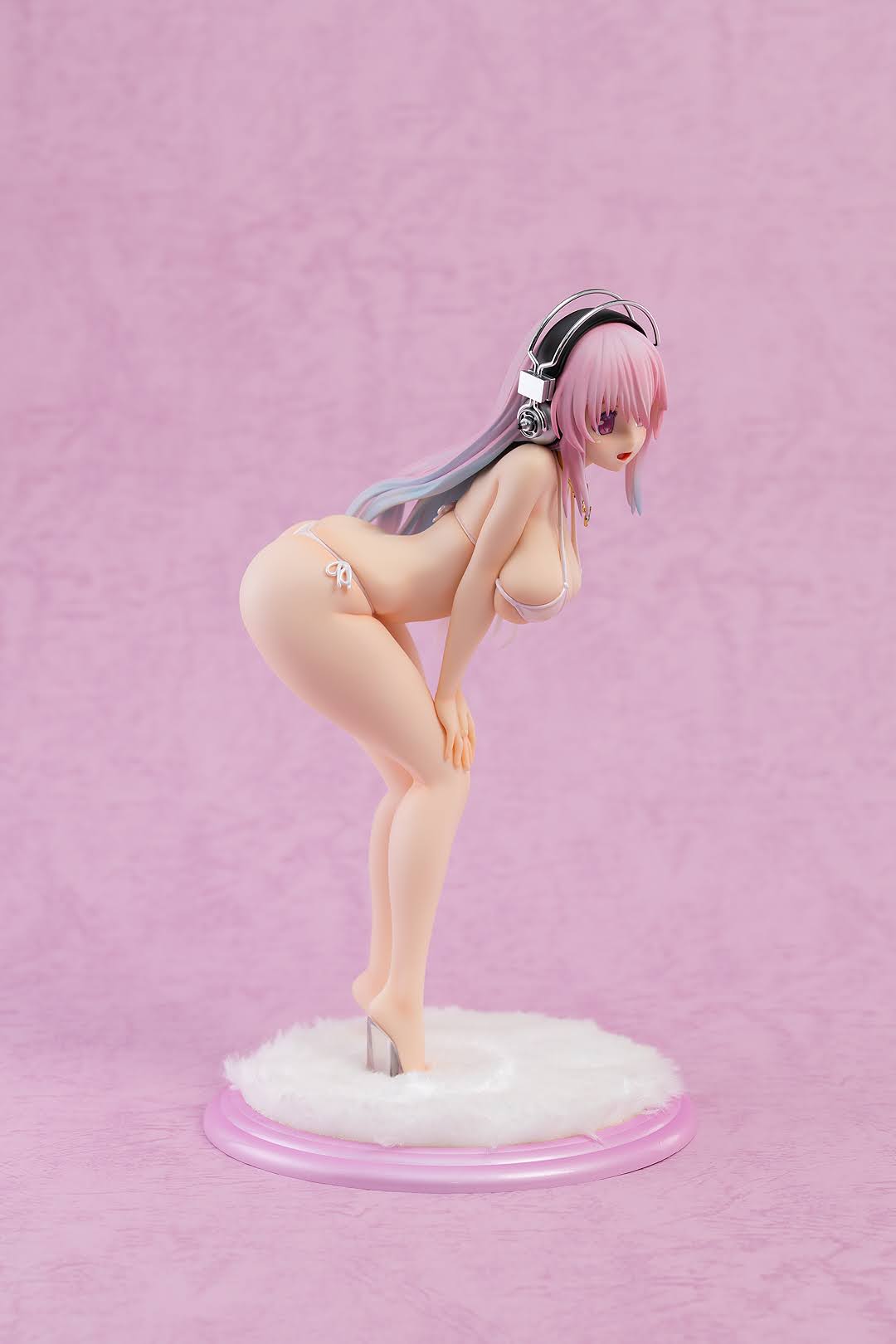 Super Sonico figure dynamic side stance with flowing hair