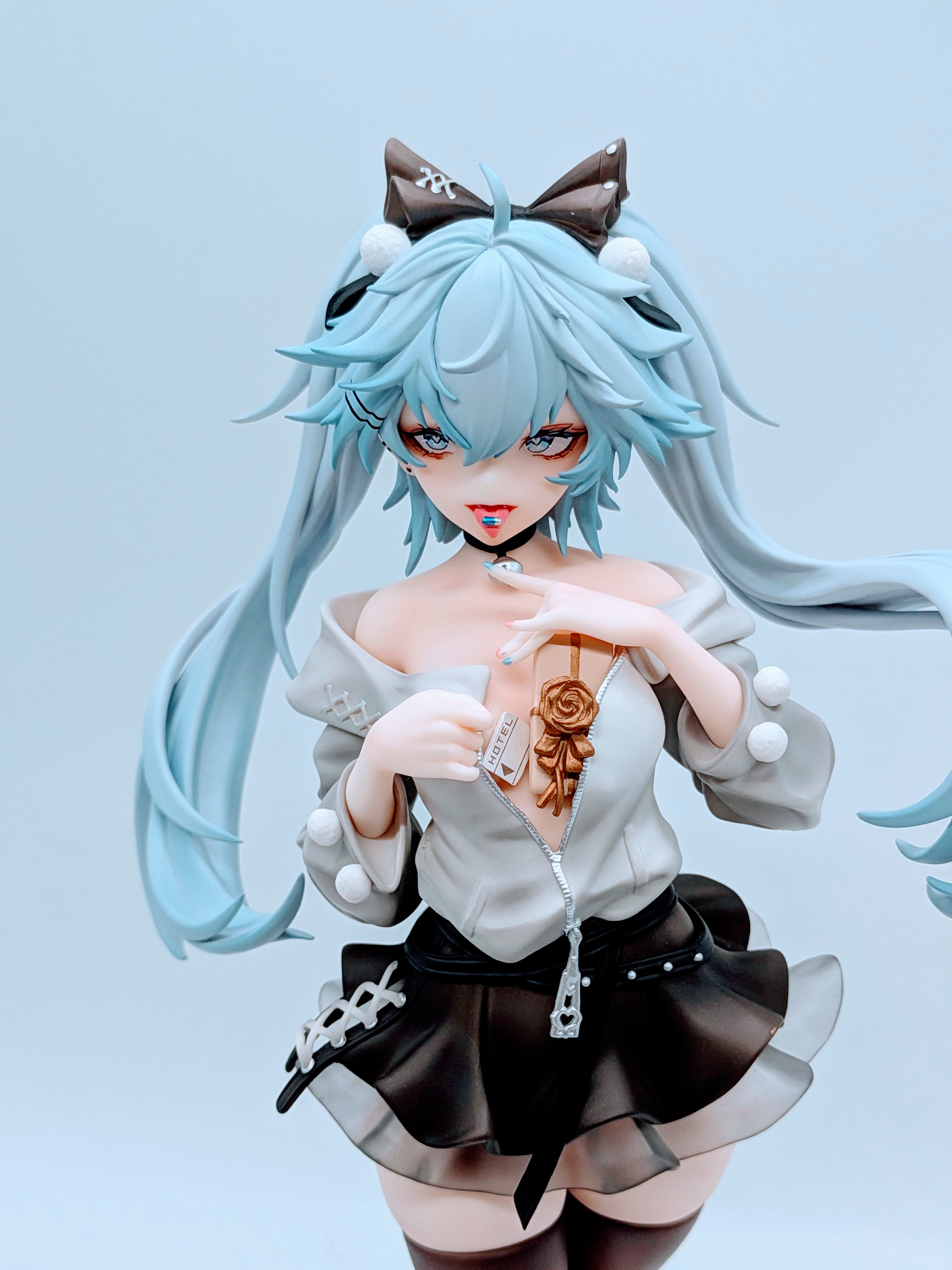 Florence 1/7 Scale Figure Chest accessory and tag