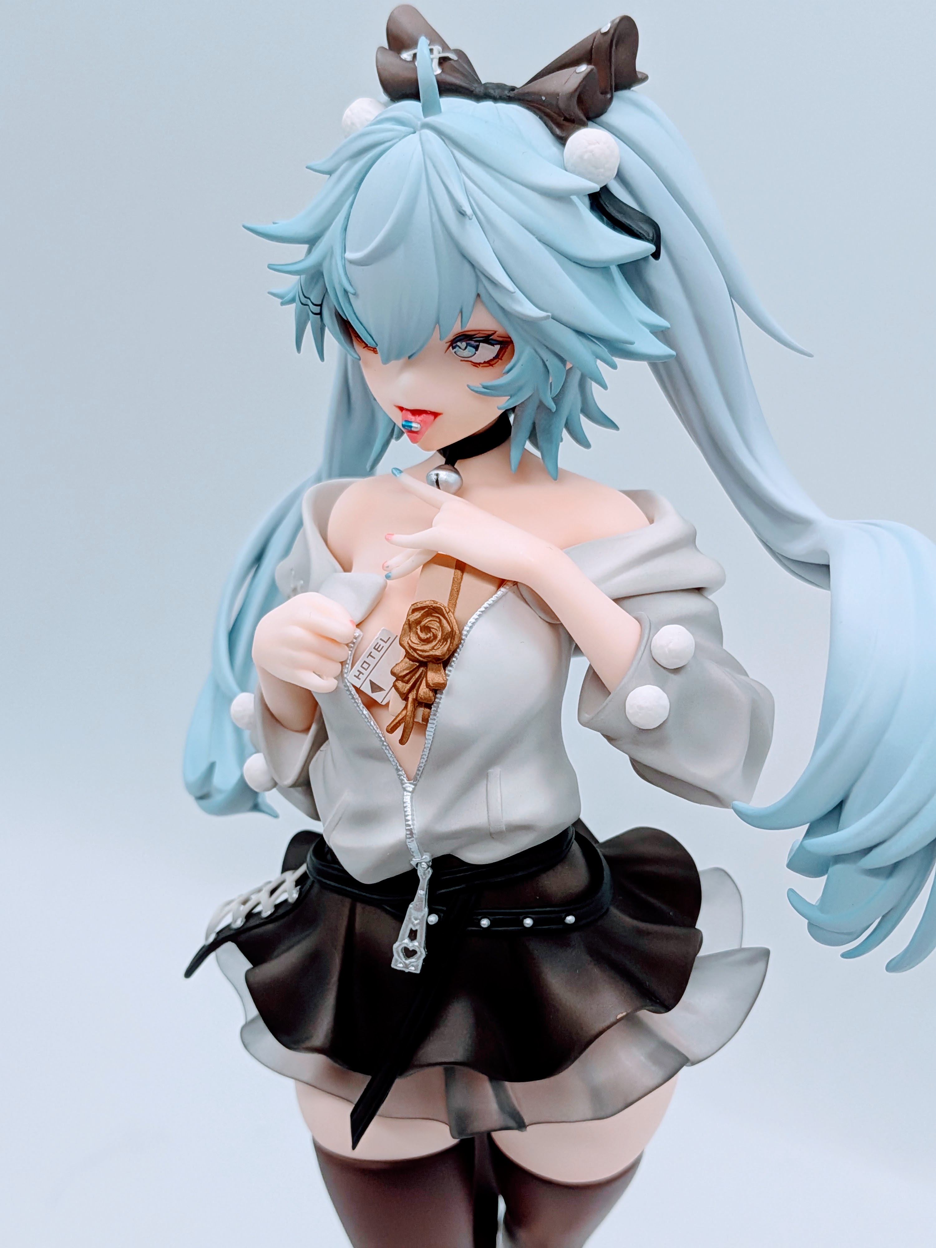 Florence 1/7 Scale Figure Off-shoulder outfit and zipper detail