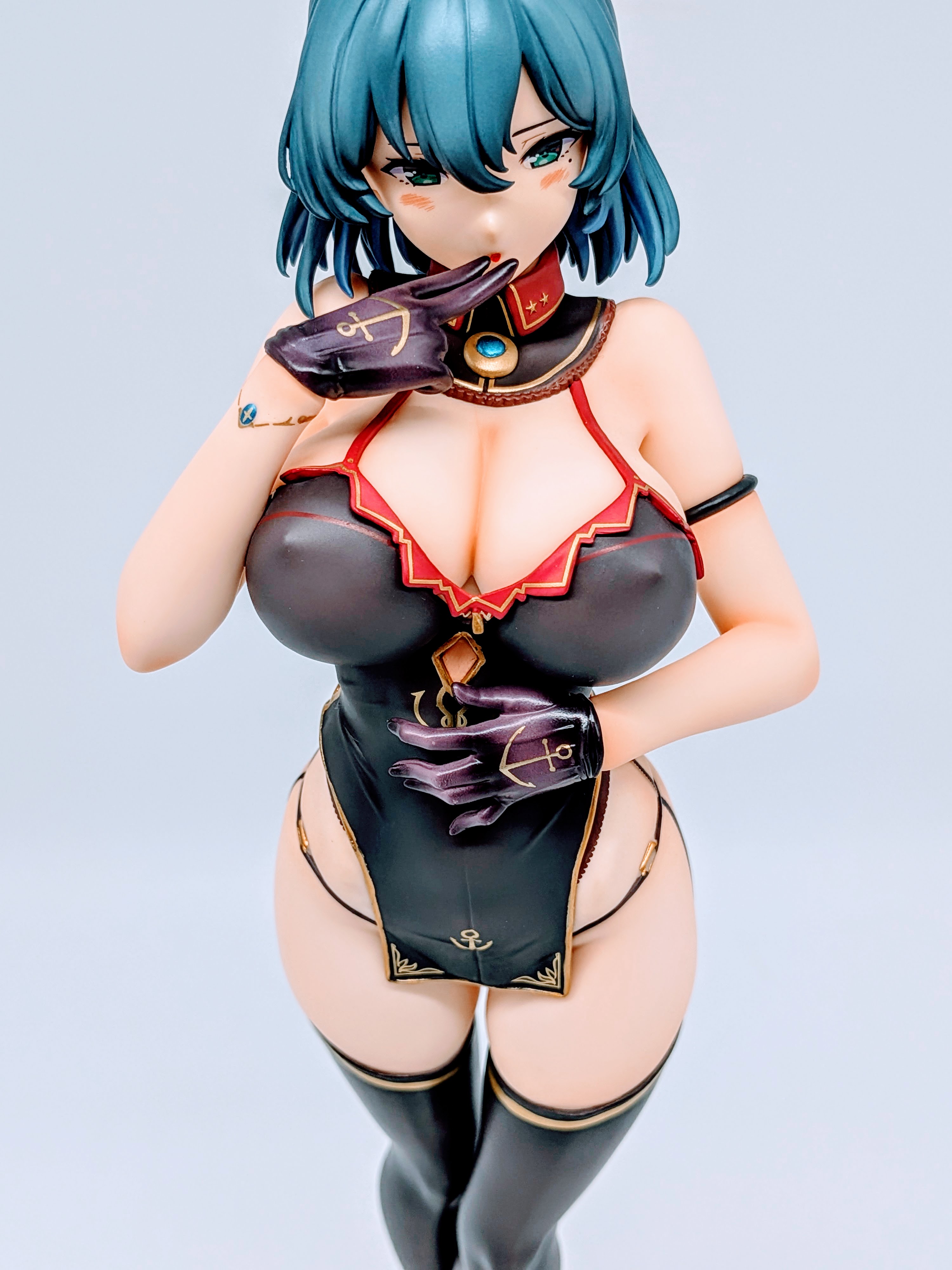 Front close-up of Cattleya midsection and exposed stomach