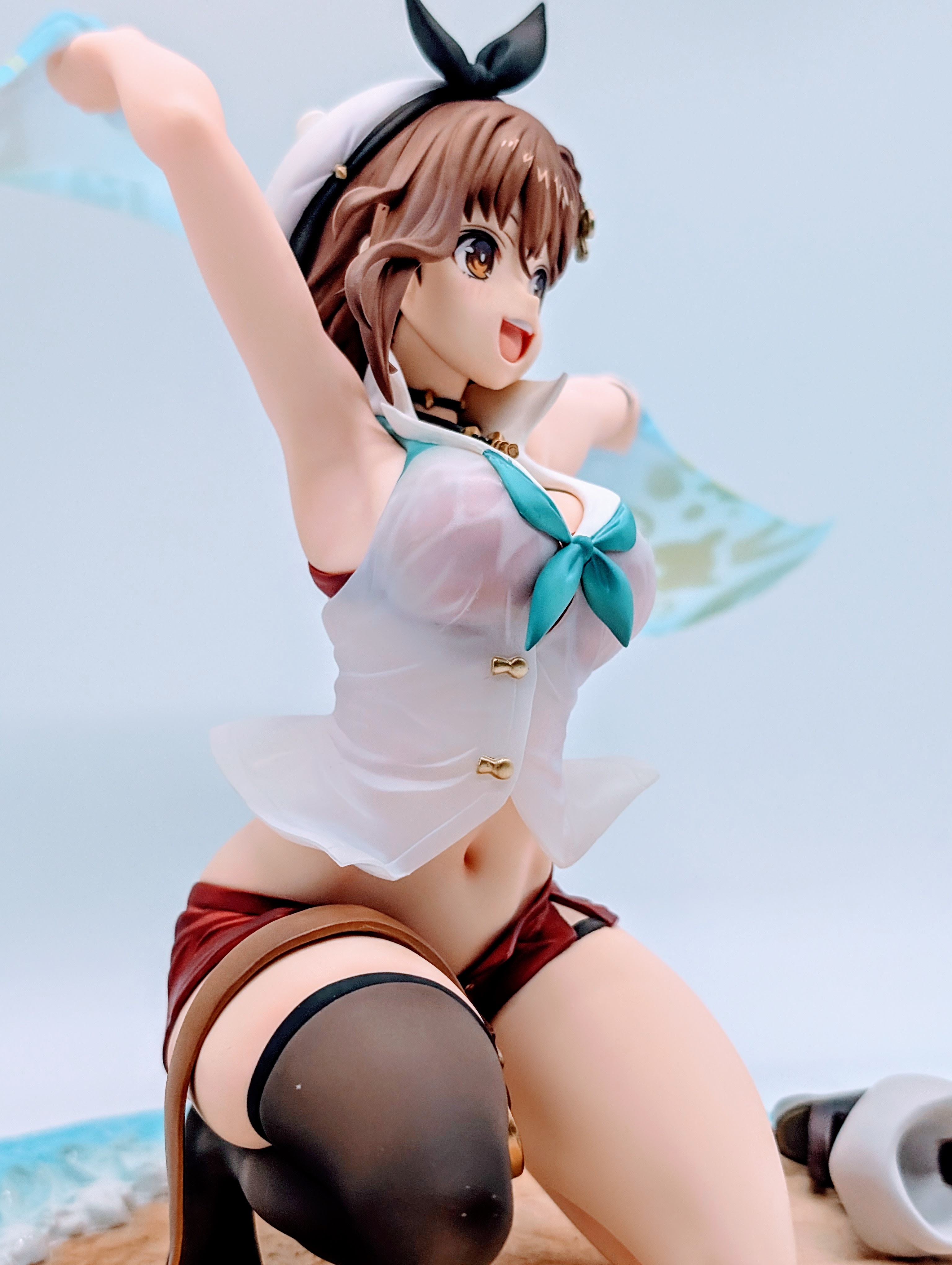 Side close-up of Ryza’s hand, towel and beach base details