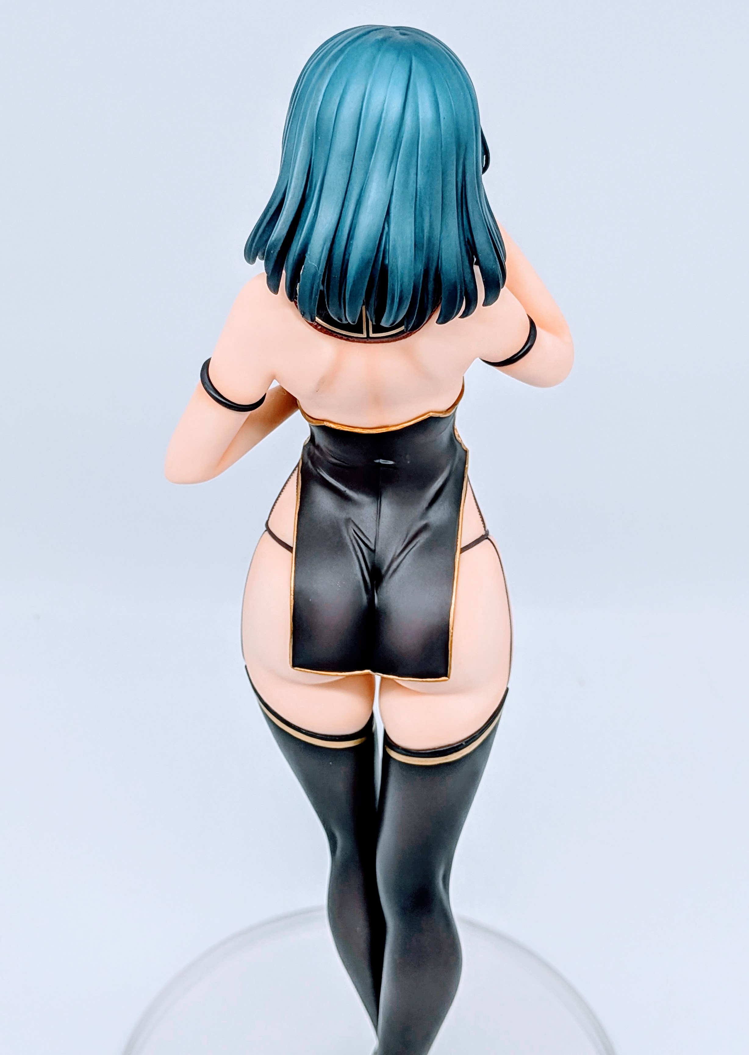 Back three-quarter view of Cattleya figure