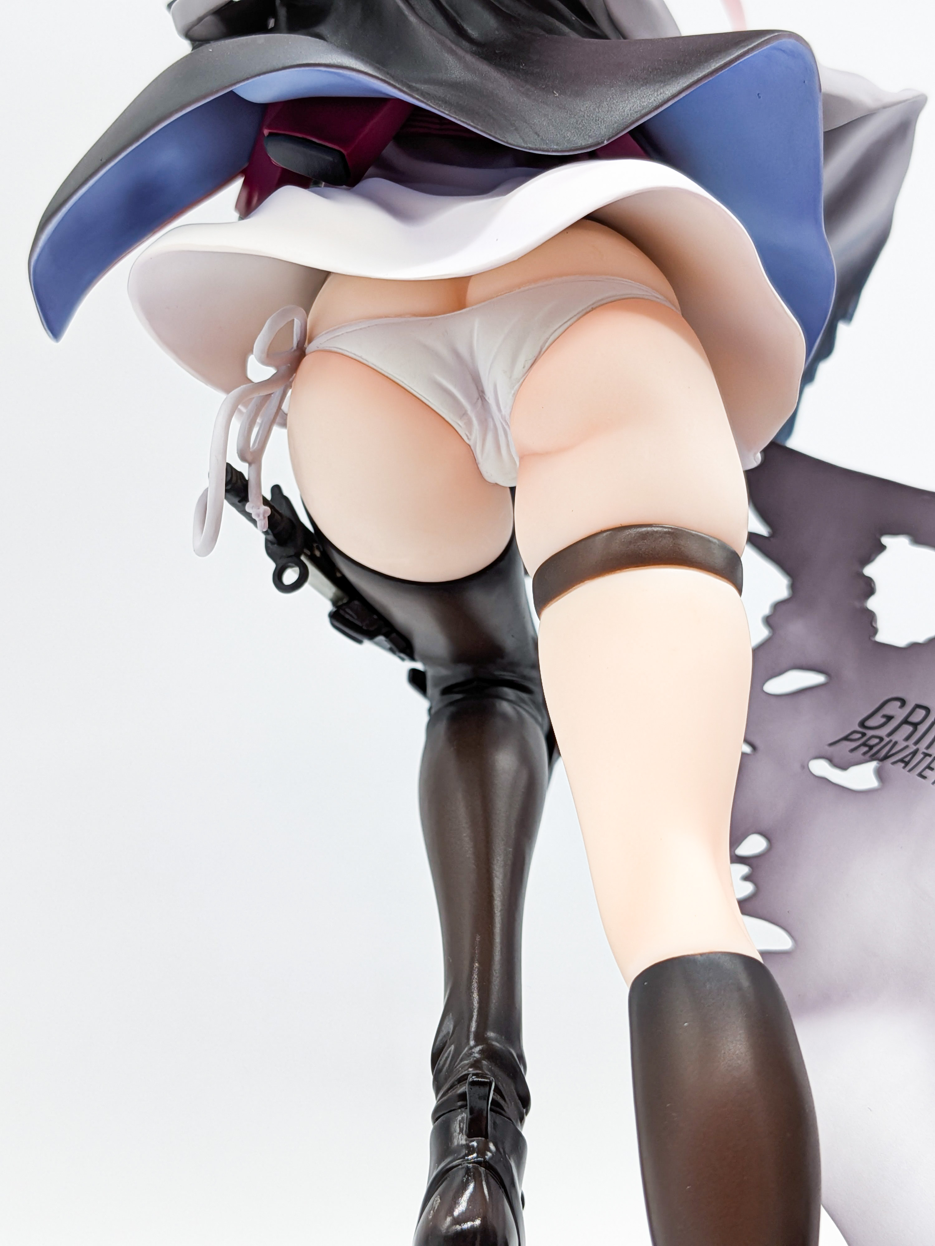 Close-up of ST AR-15 thighs knees and boots