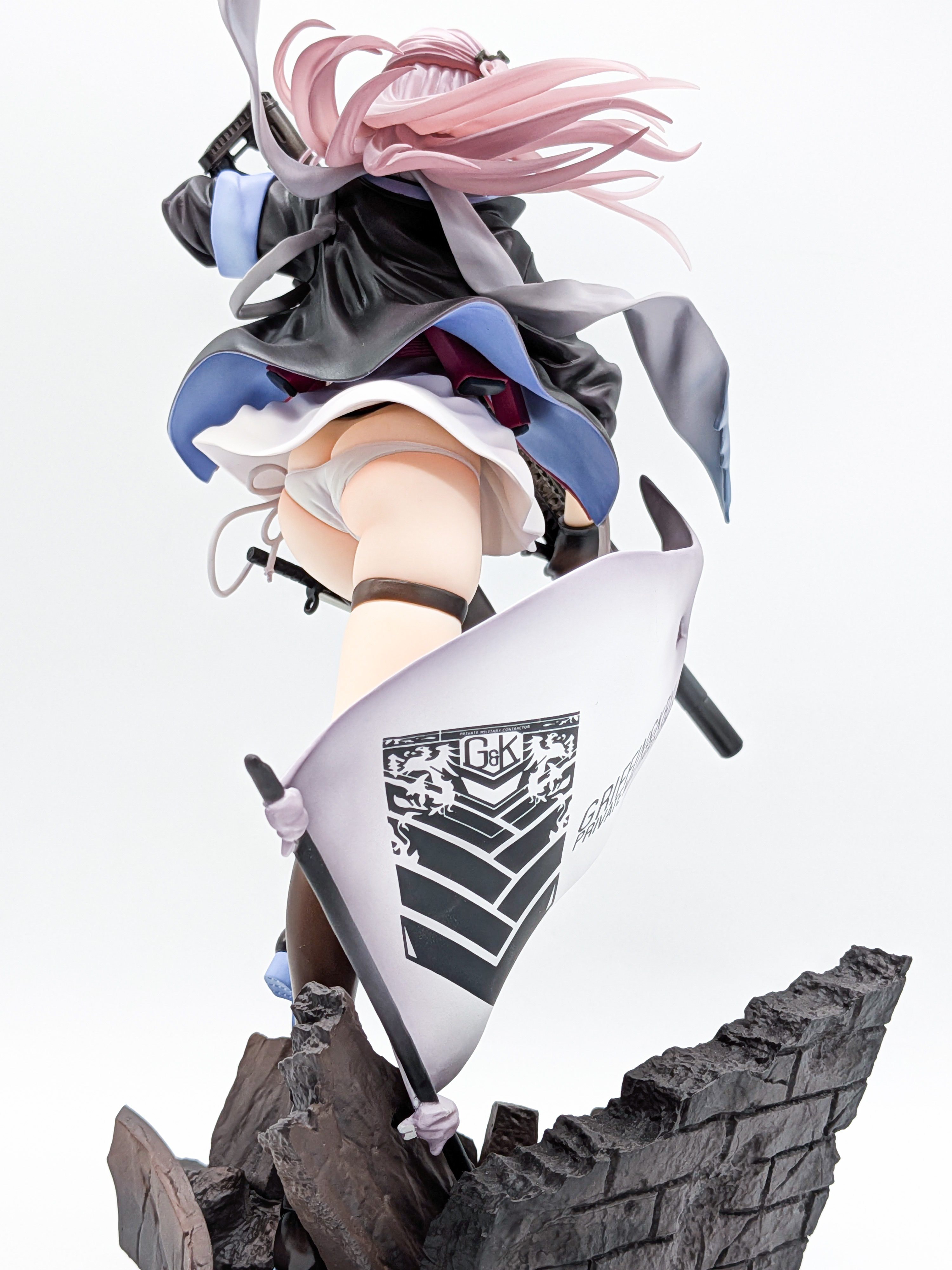 Side close-up of ST AR-15 skirt and upper thighs