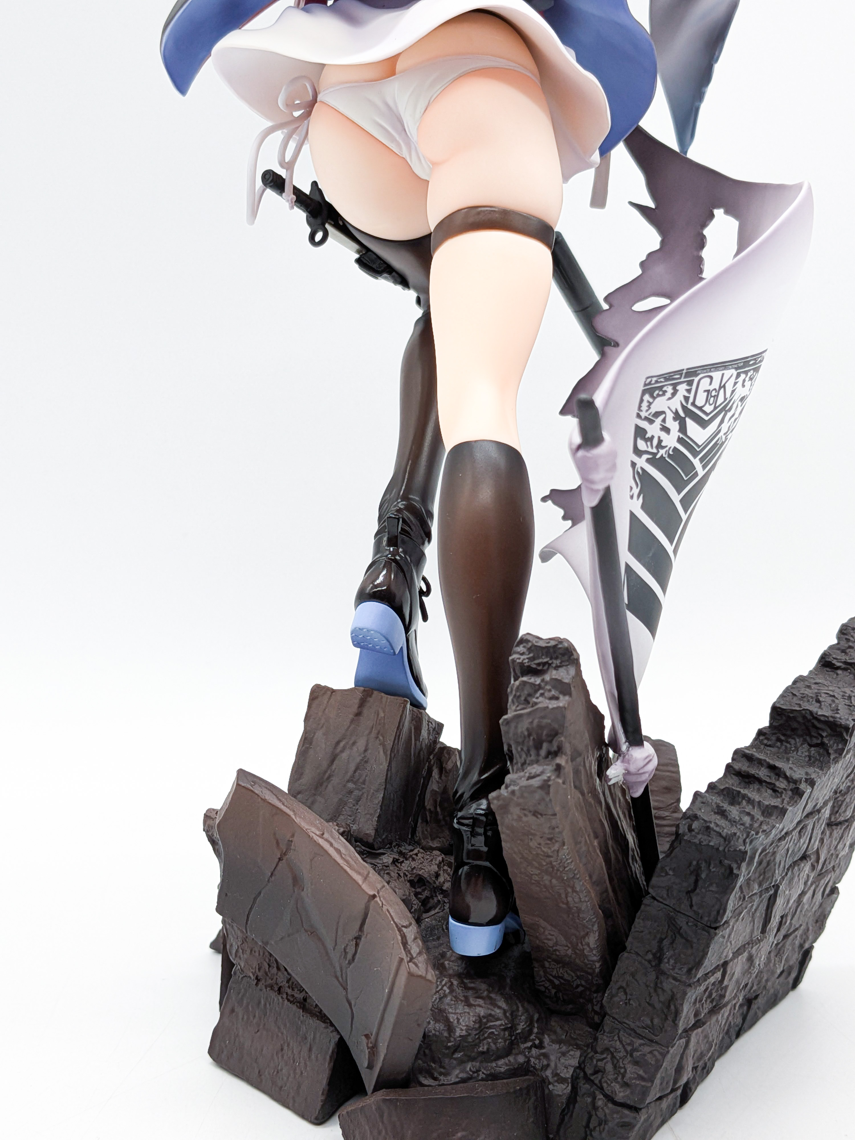 Rear-side view of ST AR-15 showing lifted skirt