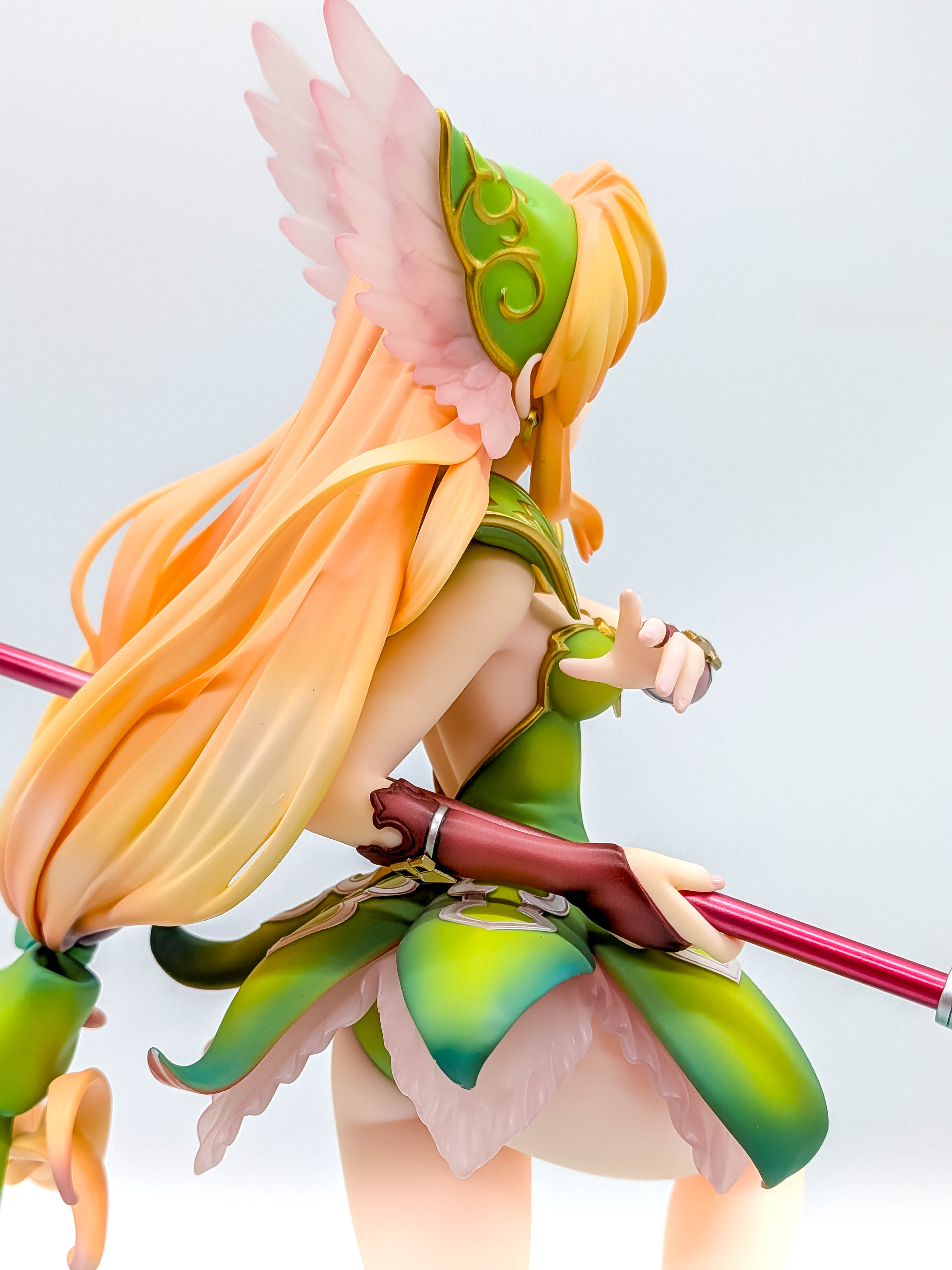 Side angle of the Riesz figure showing body line