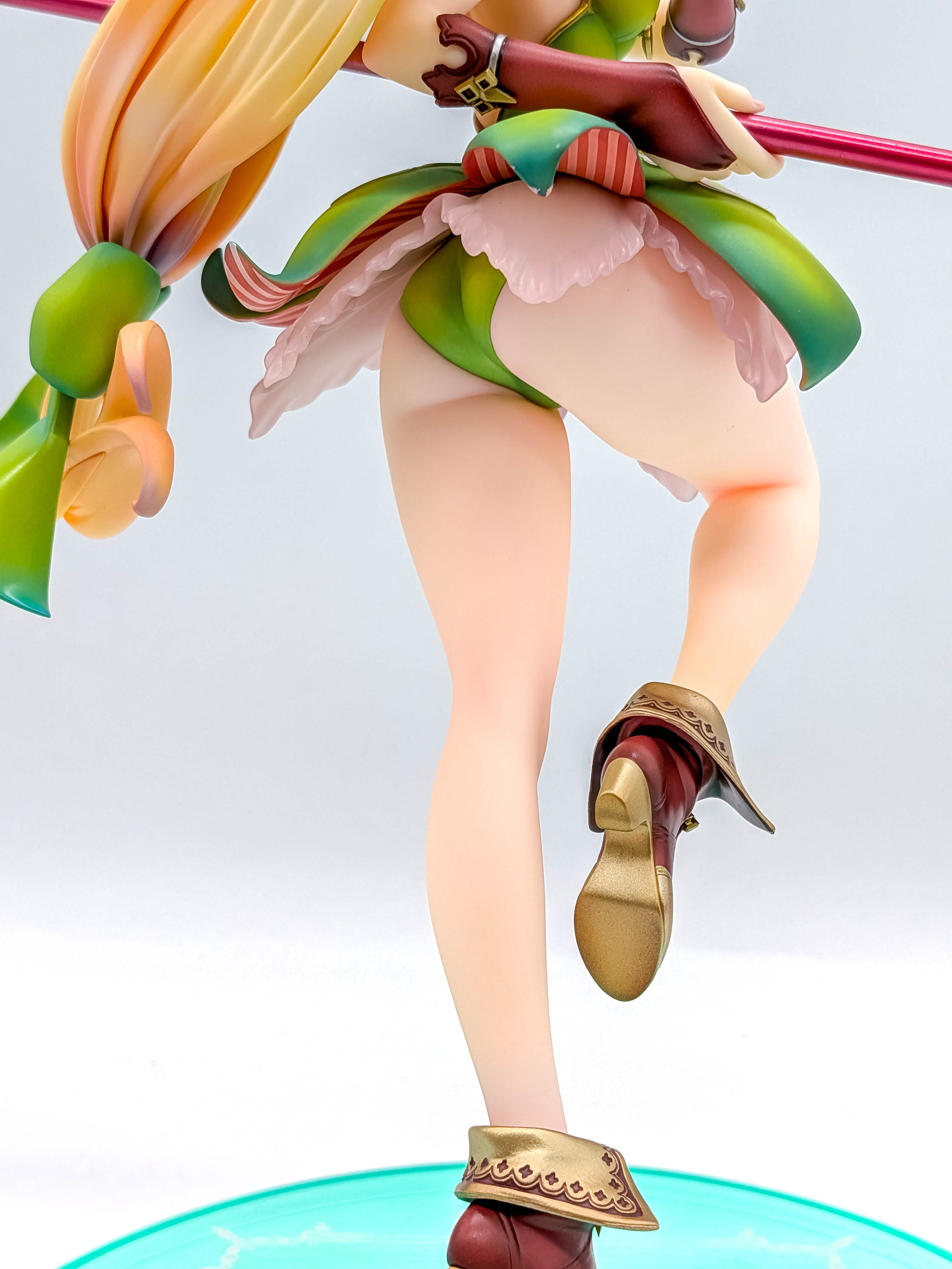 Rear three-quarter view of the Riesz figure