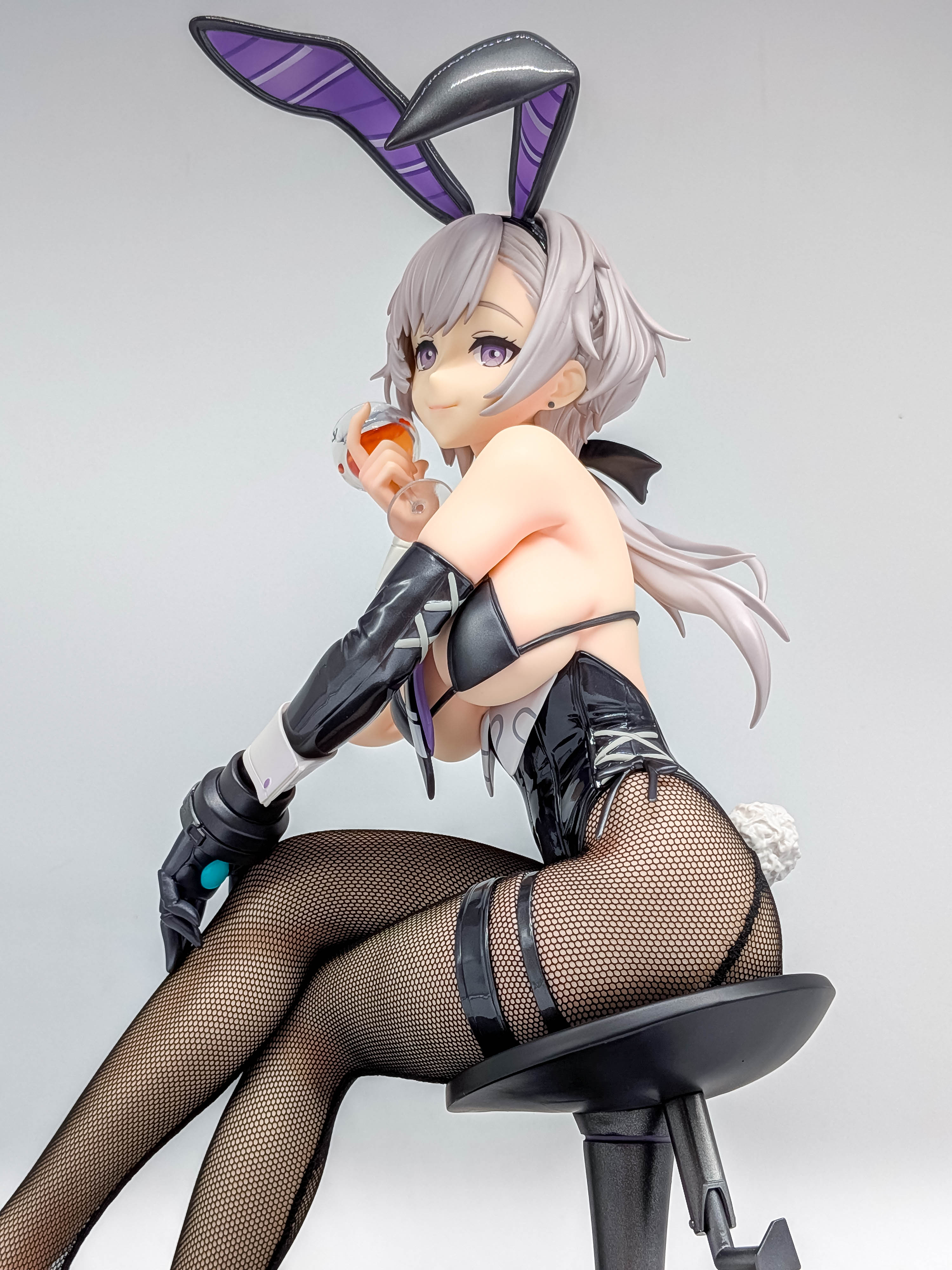 Reno Bunnino side view emphasizing hips