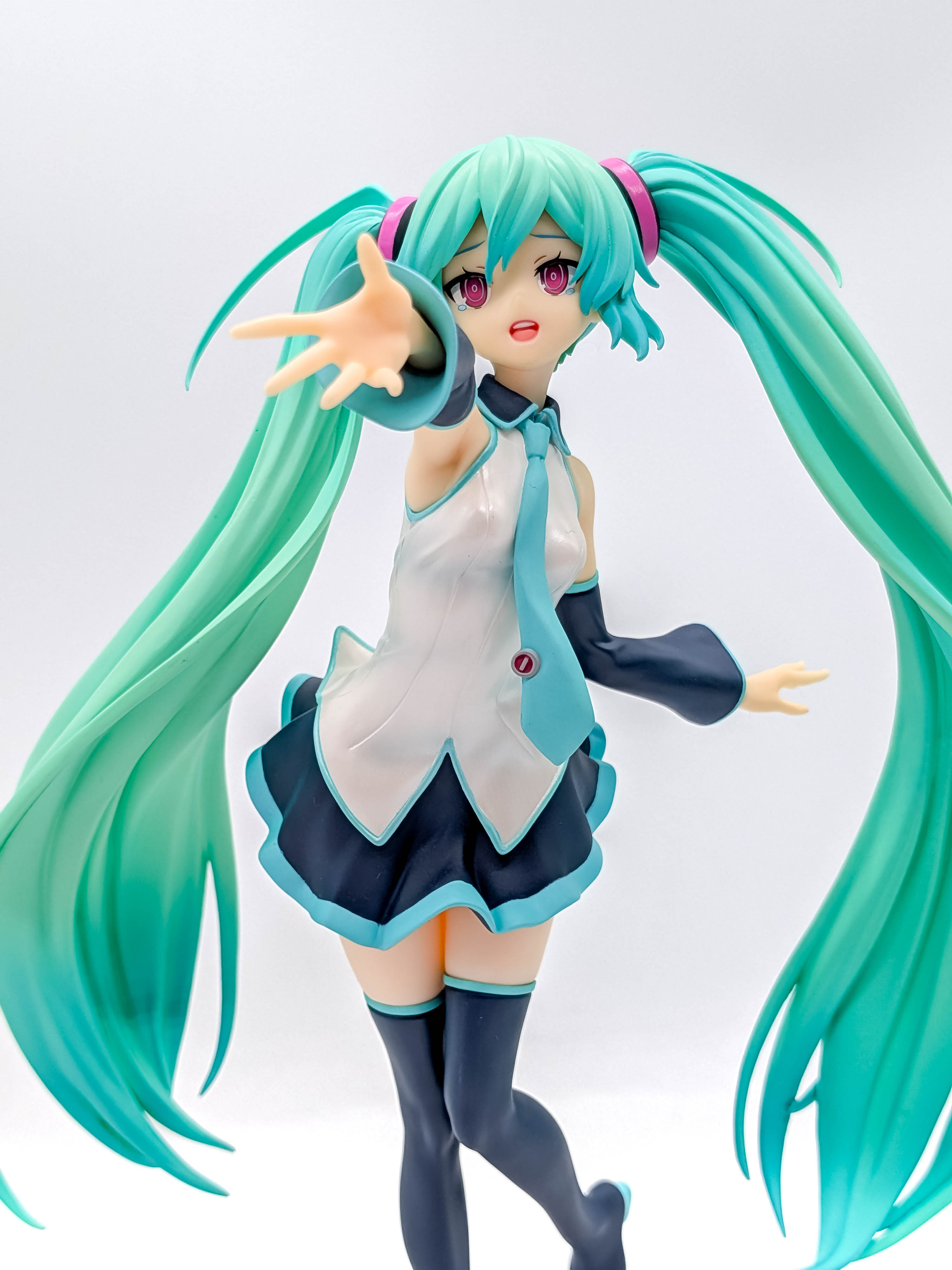 Hatsune Miku Because You're Here Ver. L face and torso close-up