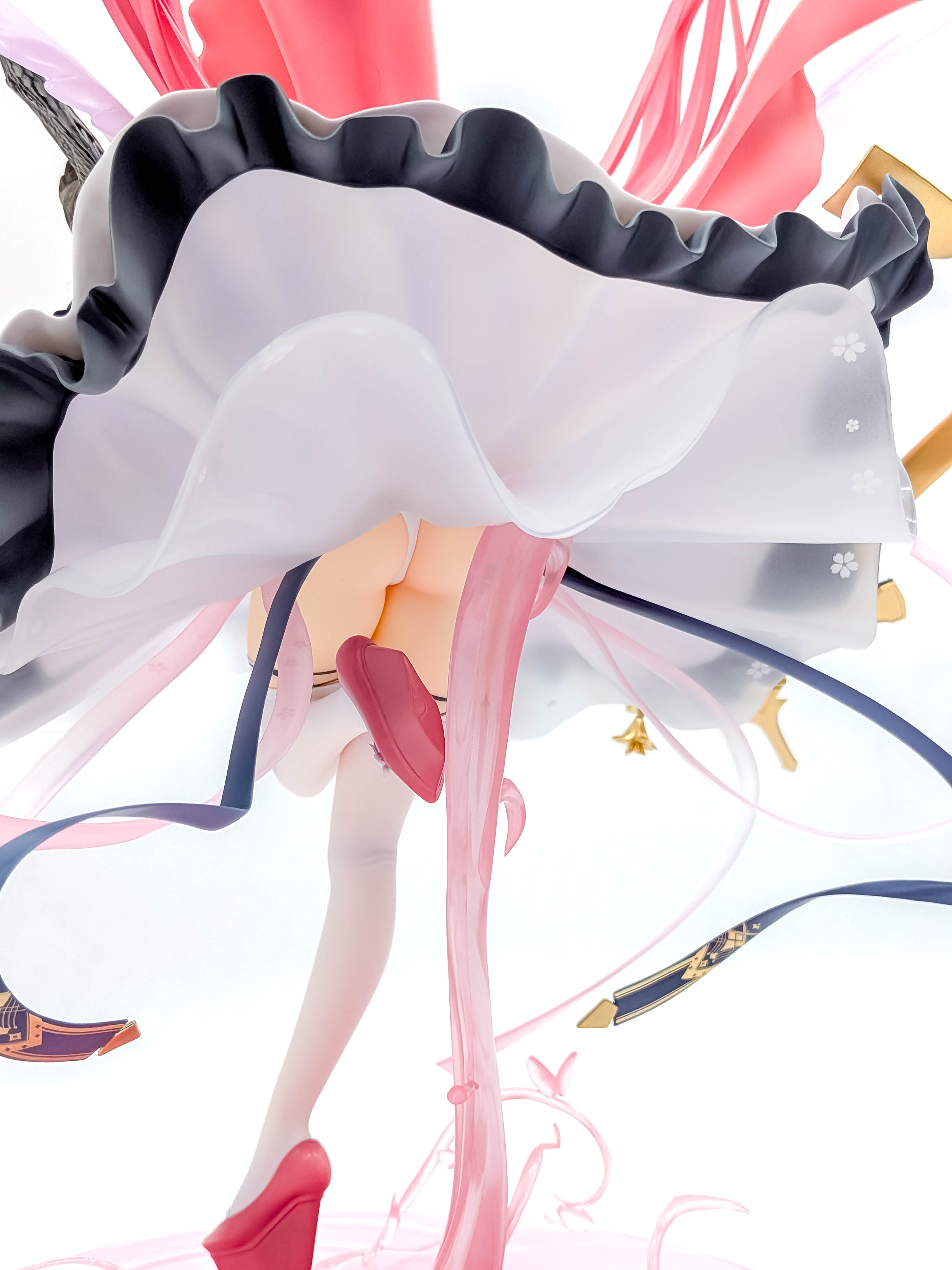 Perseus figure alternate low rear skirt and leg view
