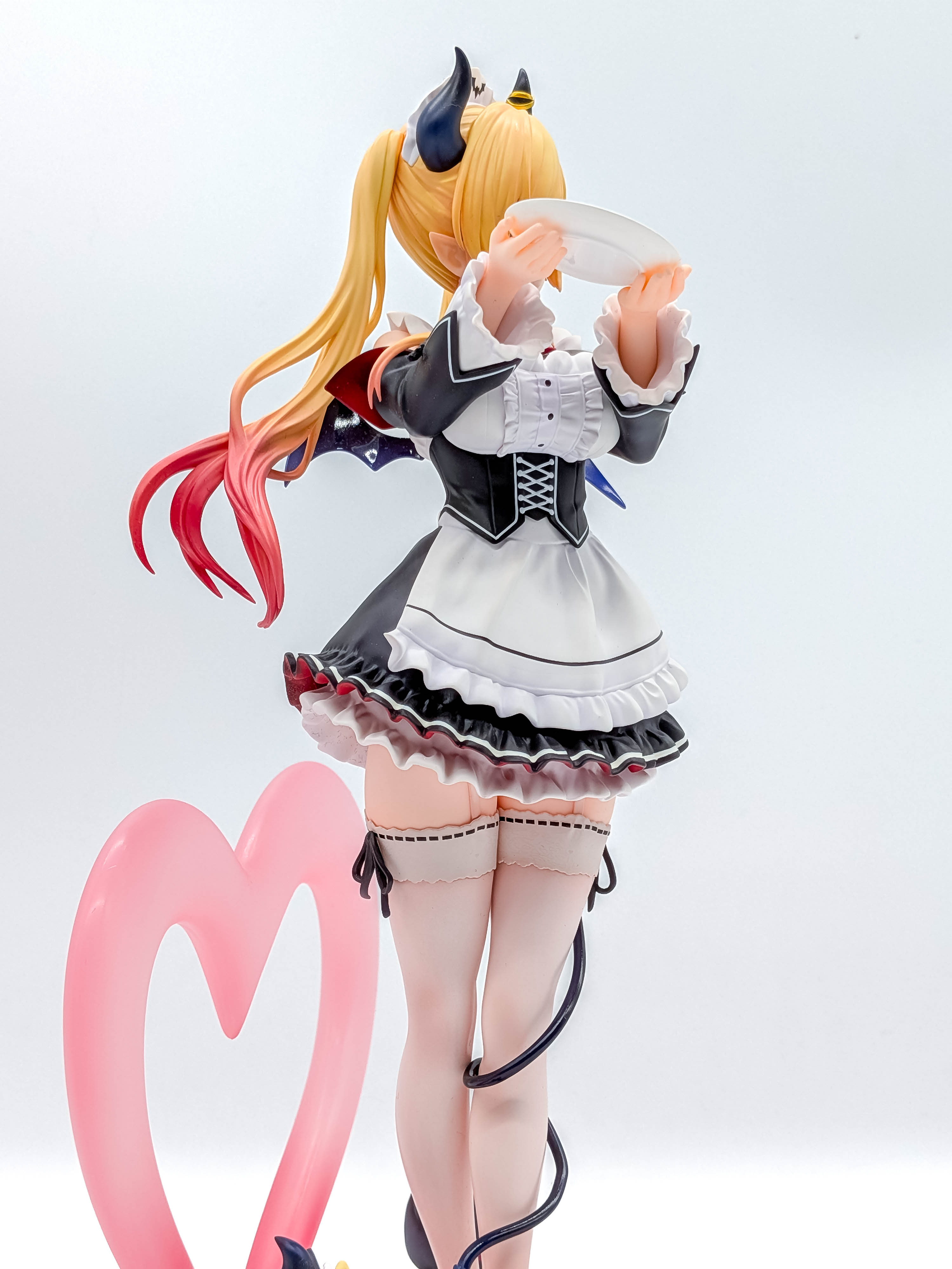 Yuzuki Choco figure plate and hand pose from behind