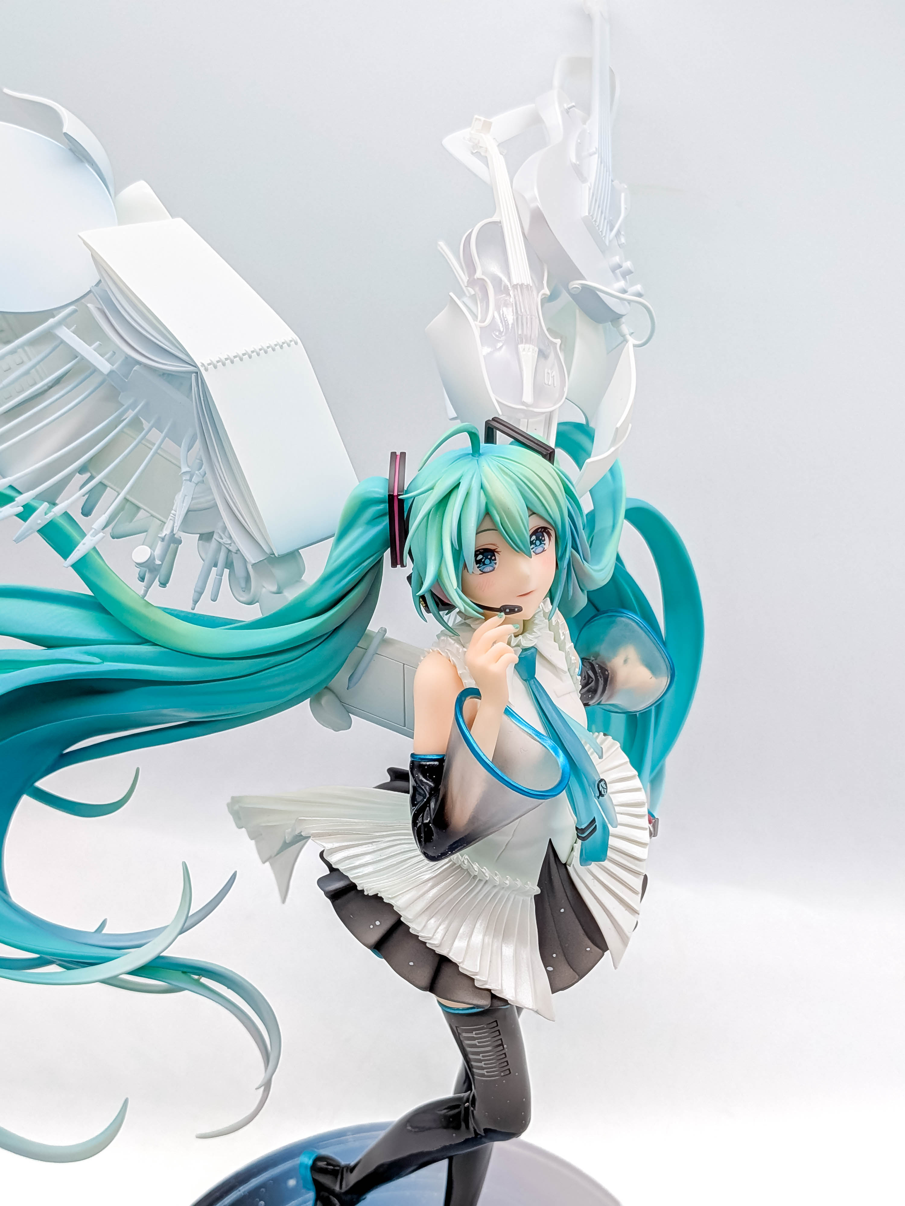 Hatsune Miku Happy 16th Birthday Ver high-angle face and costume view