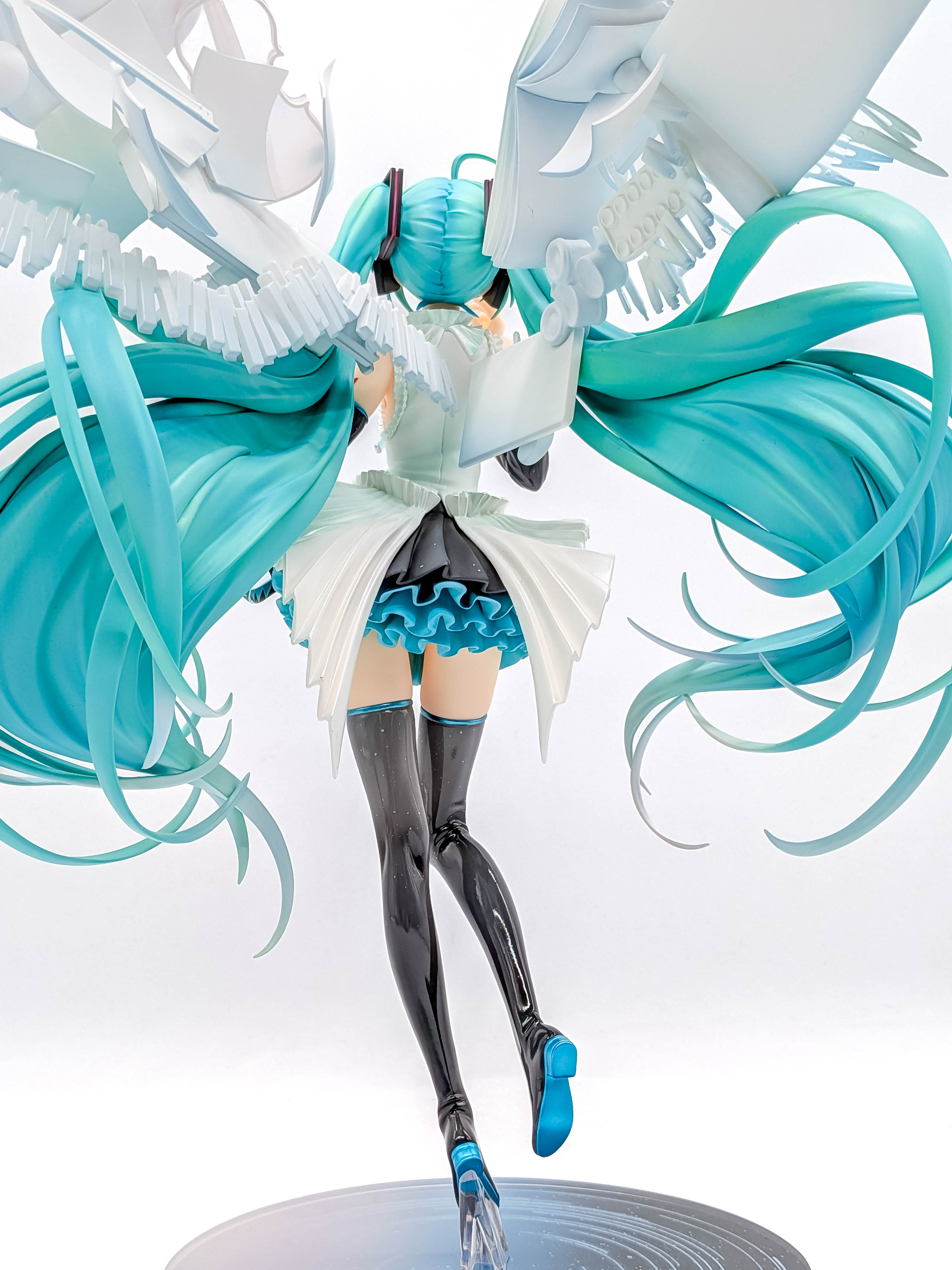Hatsune Miku Happy 16th Birthday Ver rear skirt legs and hair detail