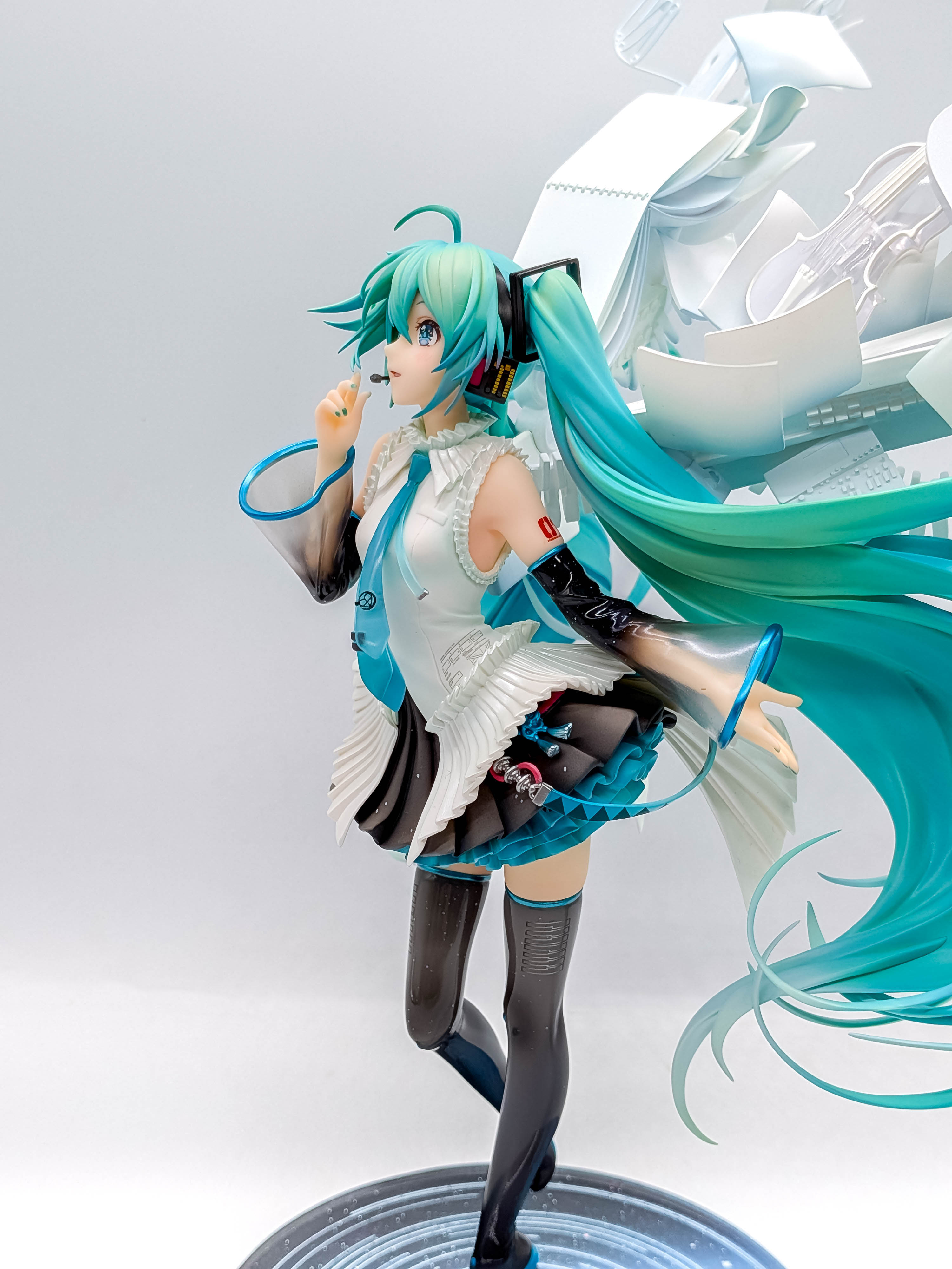 Hatsune Miku Happy 16th Birthday Ver side costume and pose detail