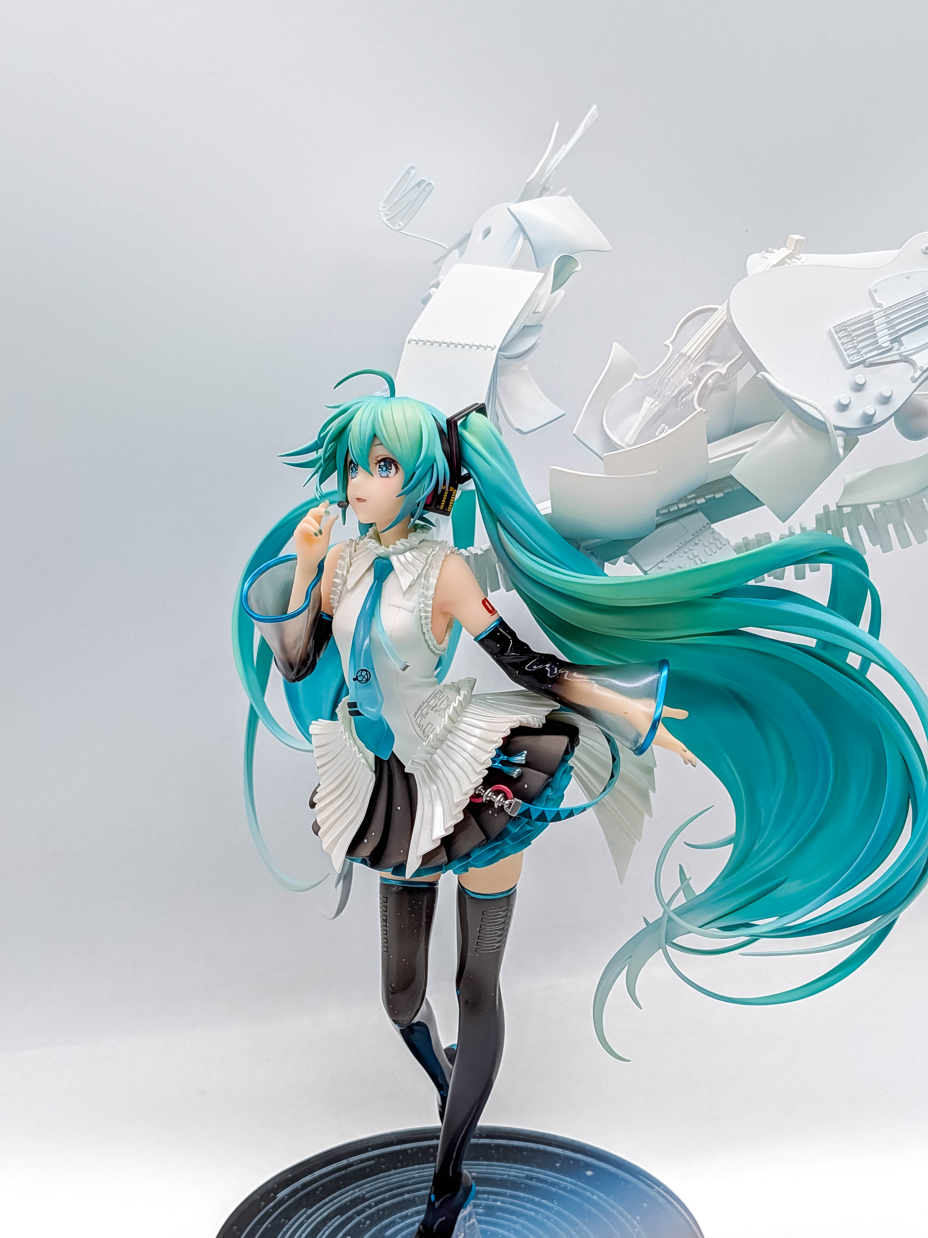 Hatsune Miku Happy 16th Birthday Ver opposite three-quarter full view