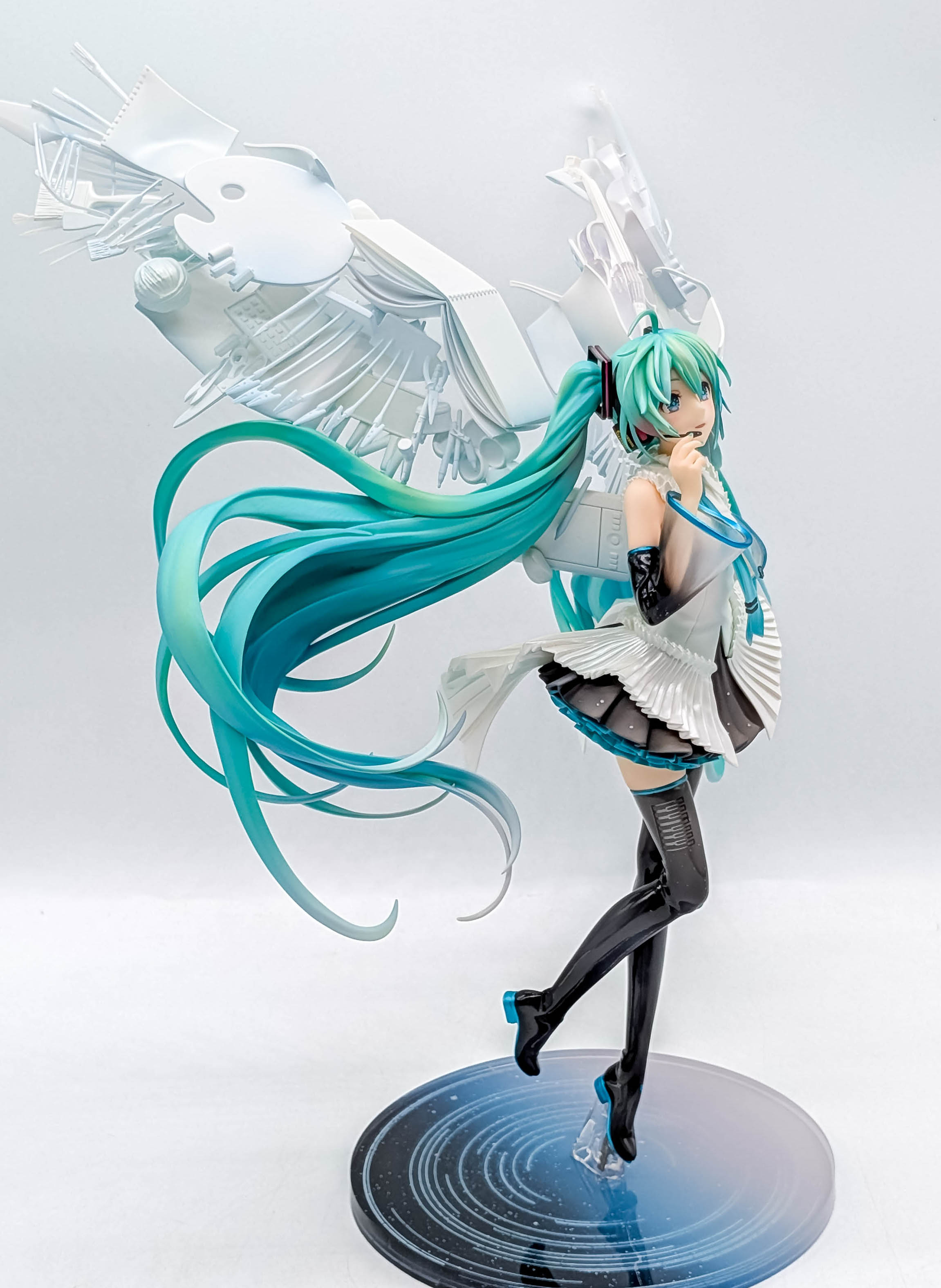 Hatsune Miku Happy 16th Birthday Ver left-side full silhouette