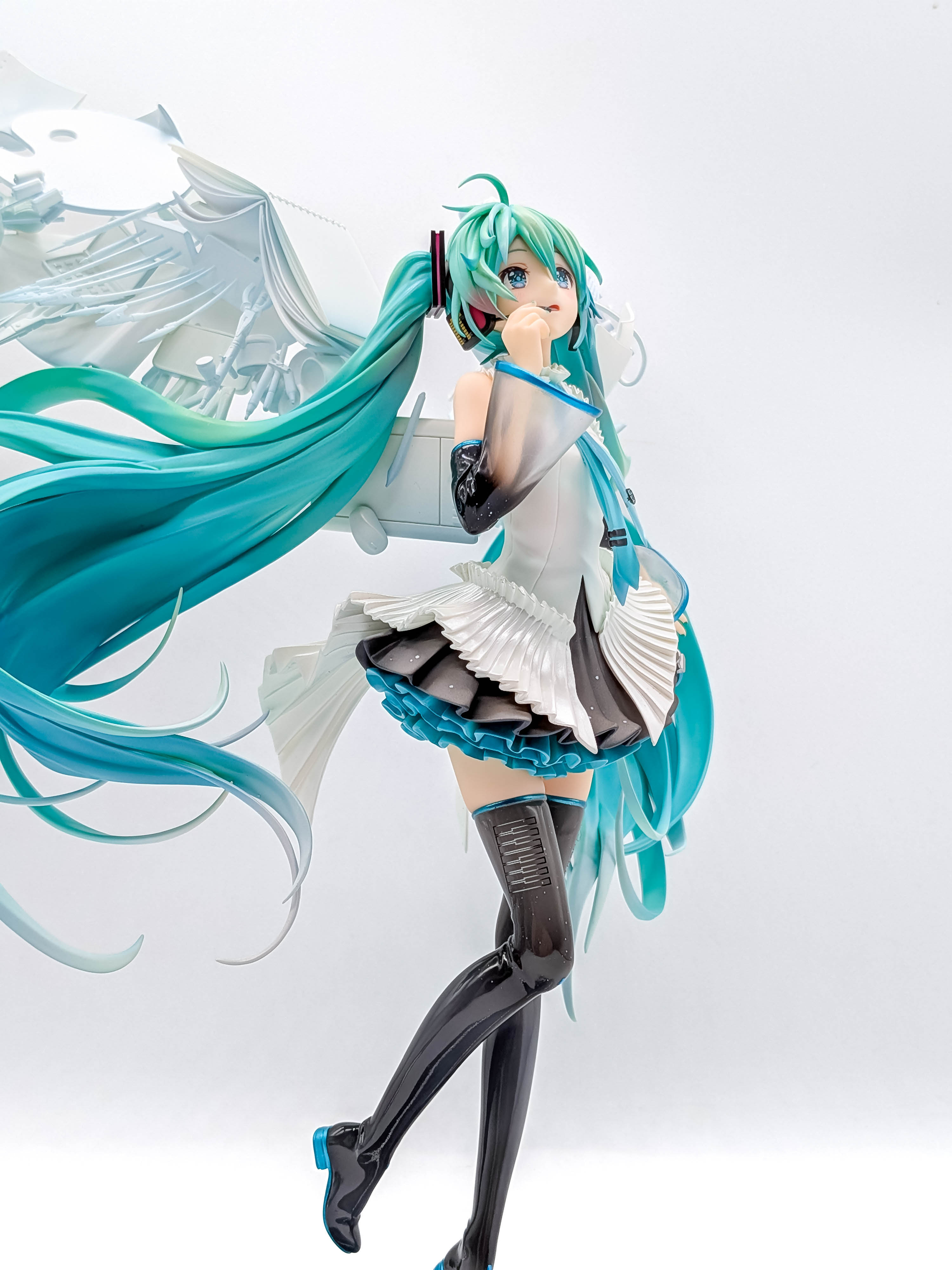 Hatsune Miku Happy 16th Birthday Ver low three-quarter view