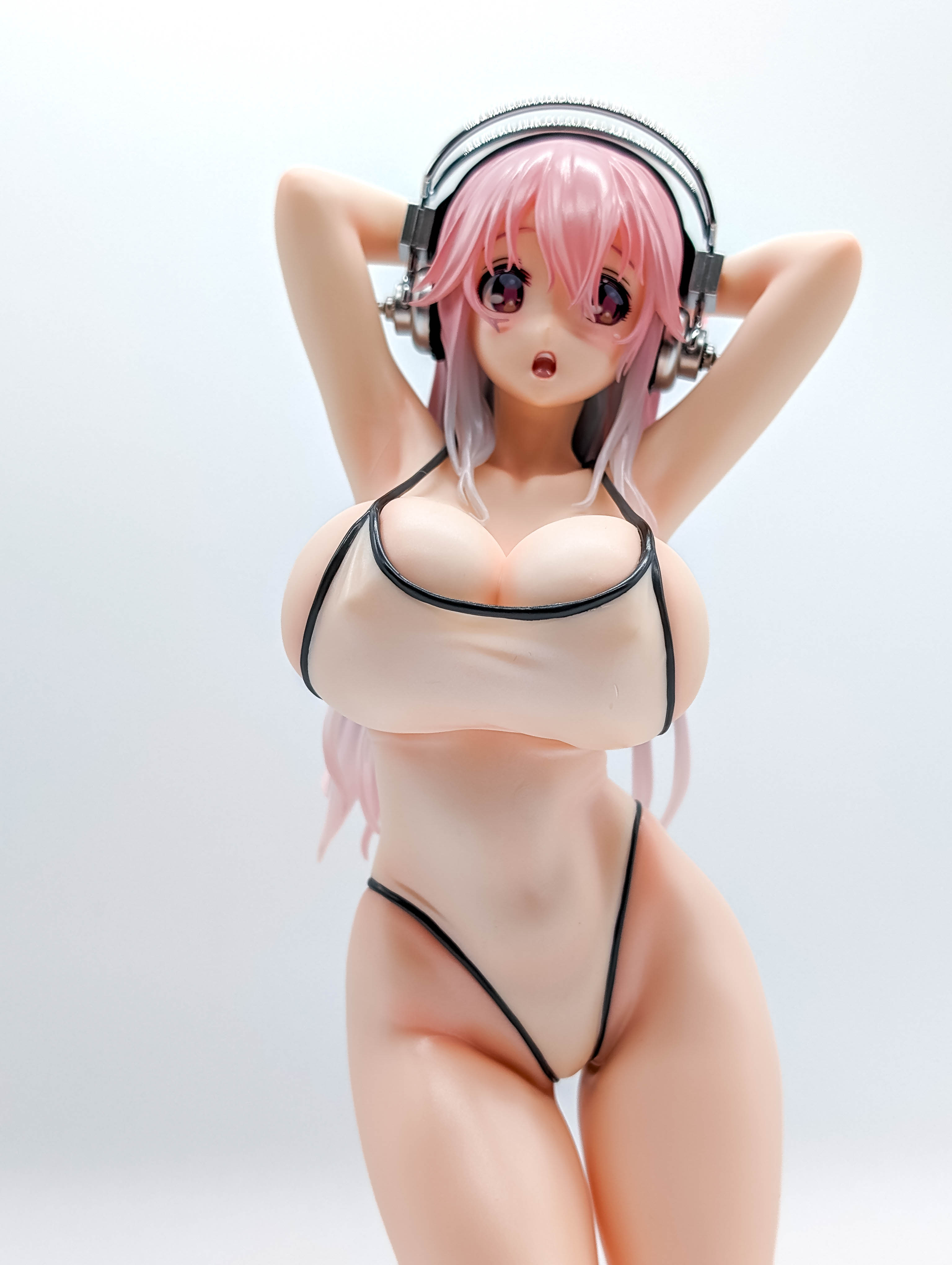 Super Sonico White Swimsuit Style final sculpt and paint detail view