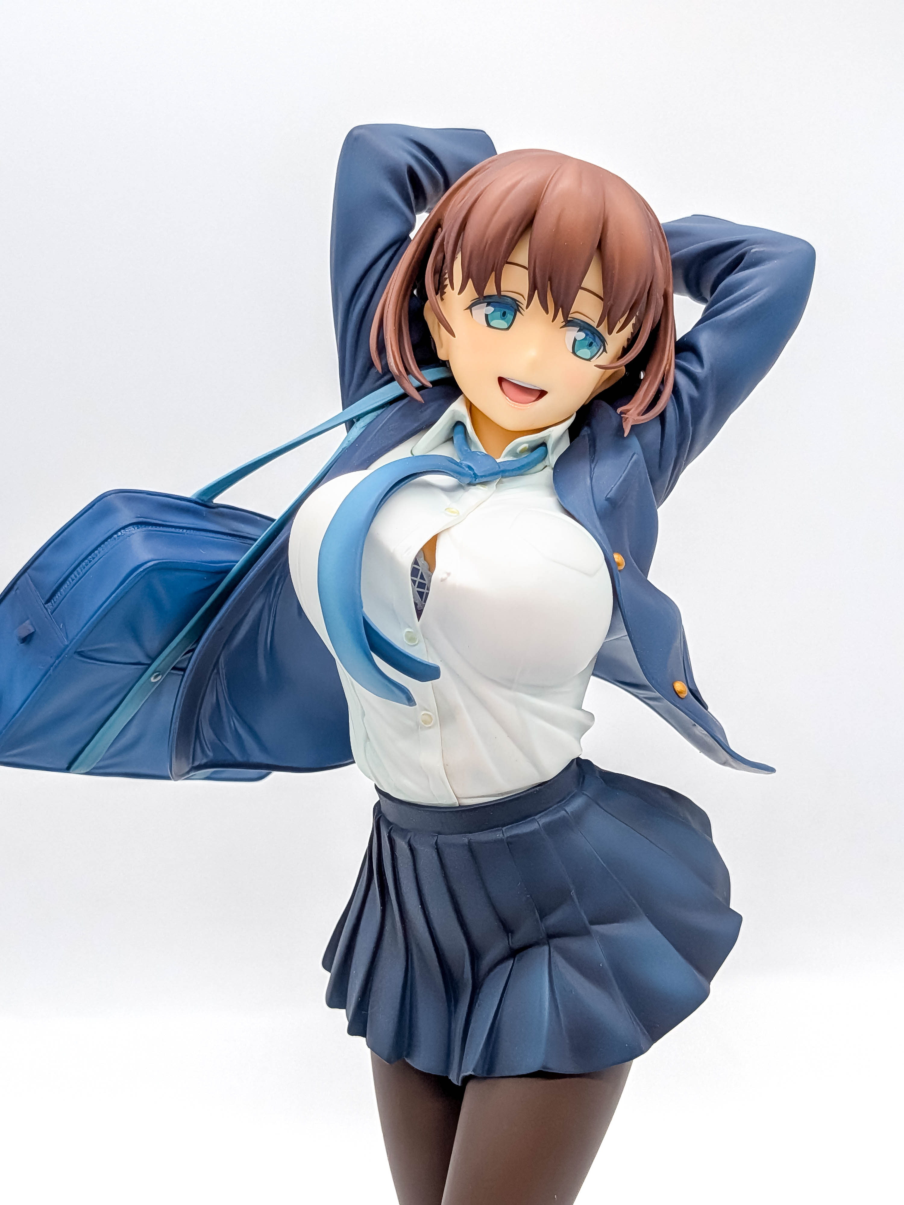 Ai-chan figure three-quarter view of white blouse tie and navy jacket