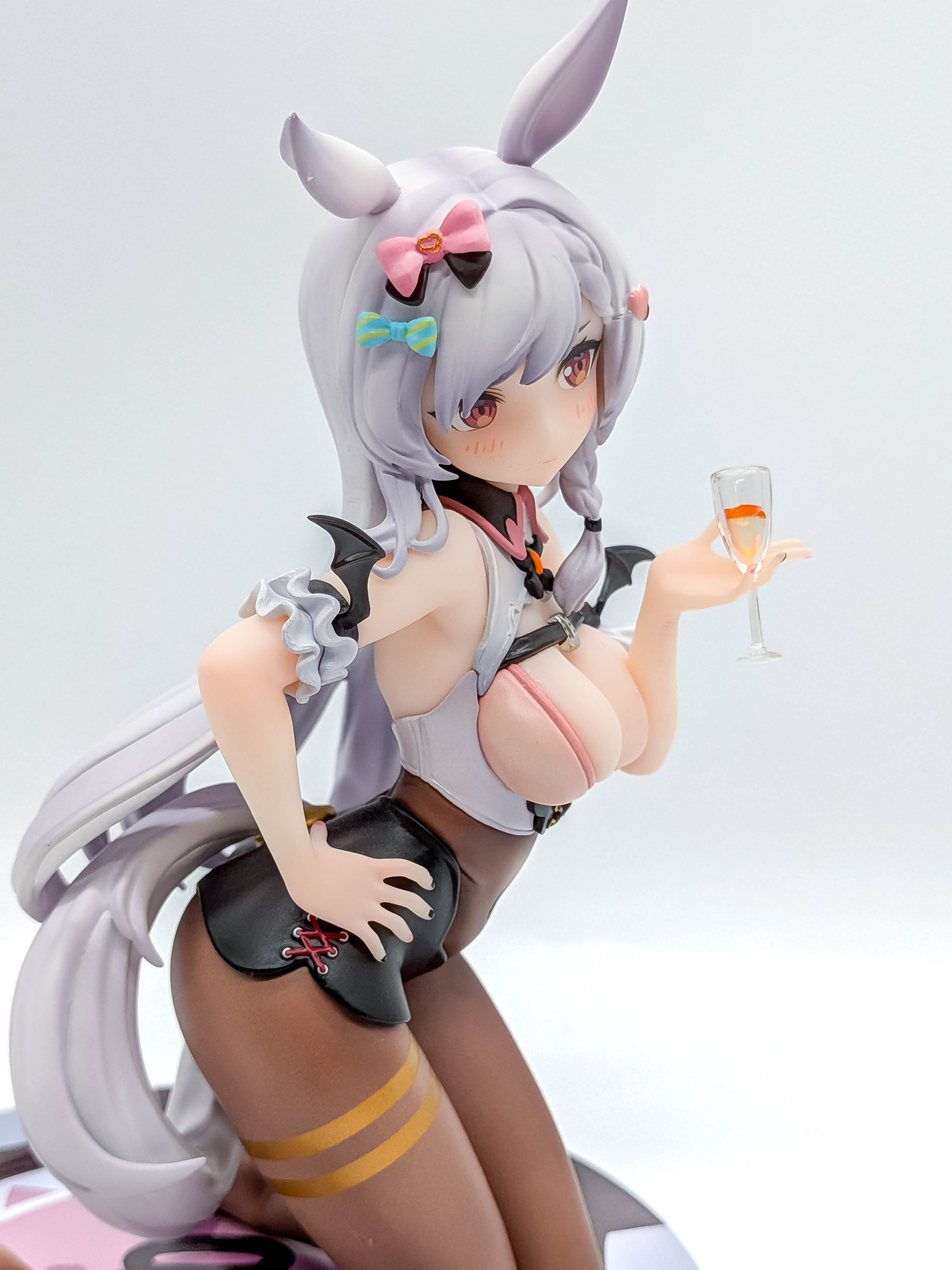 Ashige-chan figure right-side upper-body and wine glass close-up