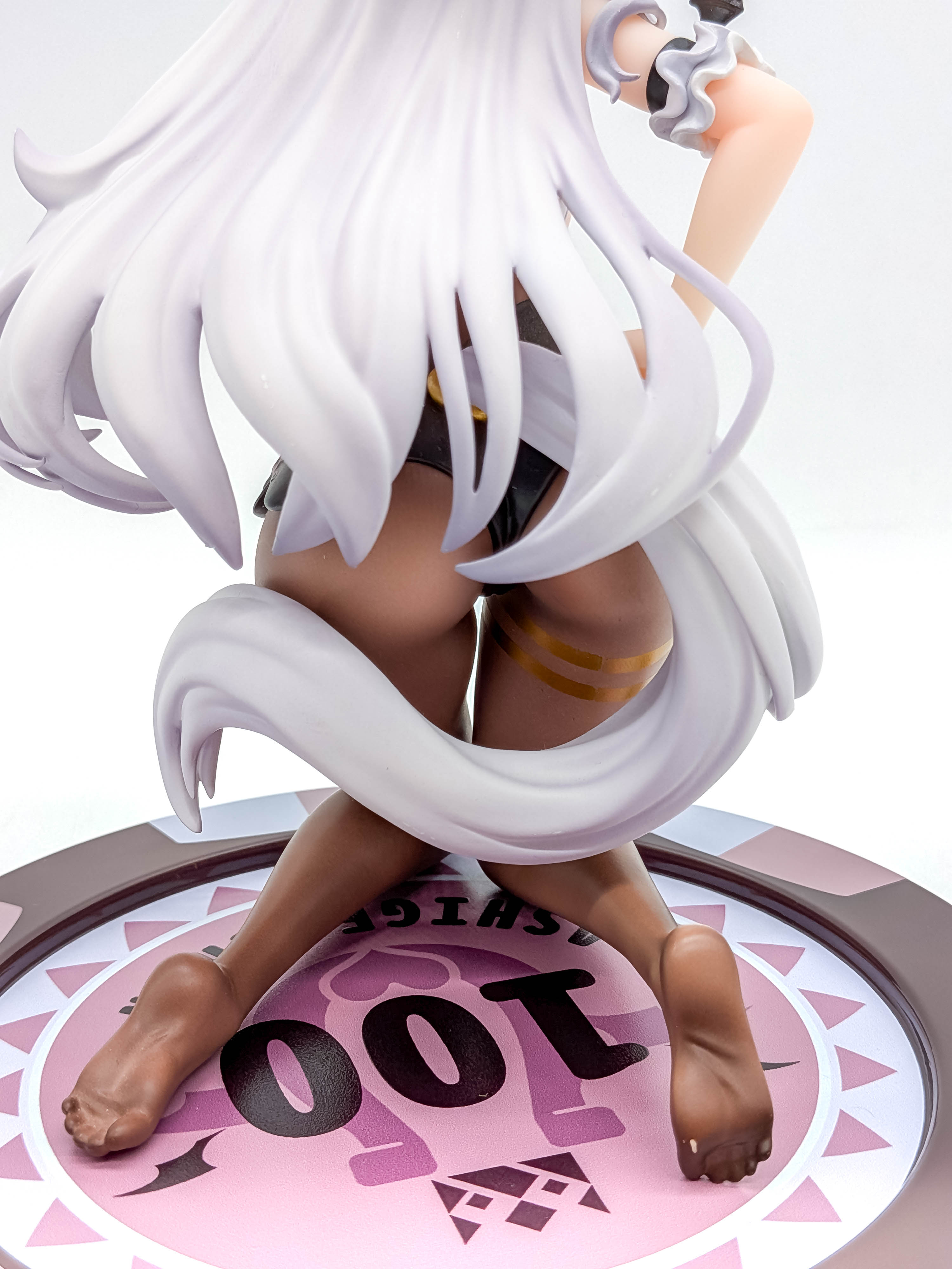 Ashige-chan figure rear legs tail tights and casino-chip base detail