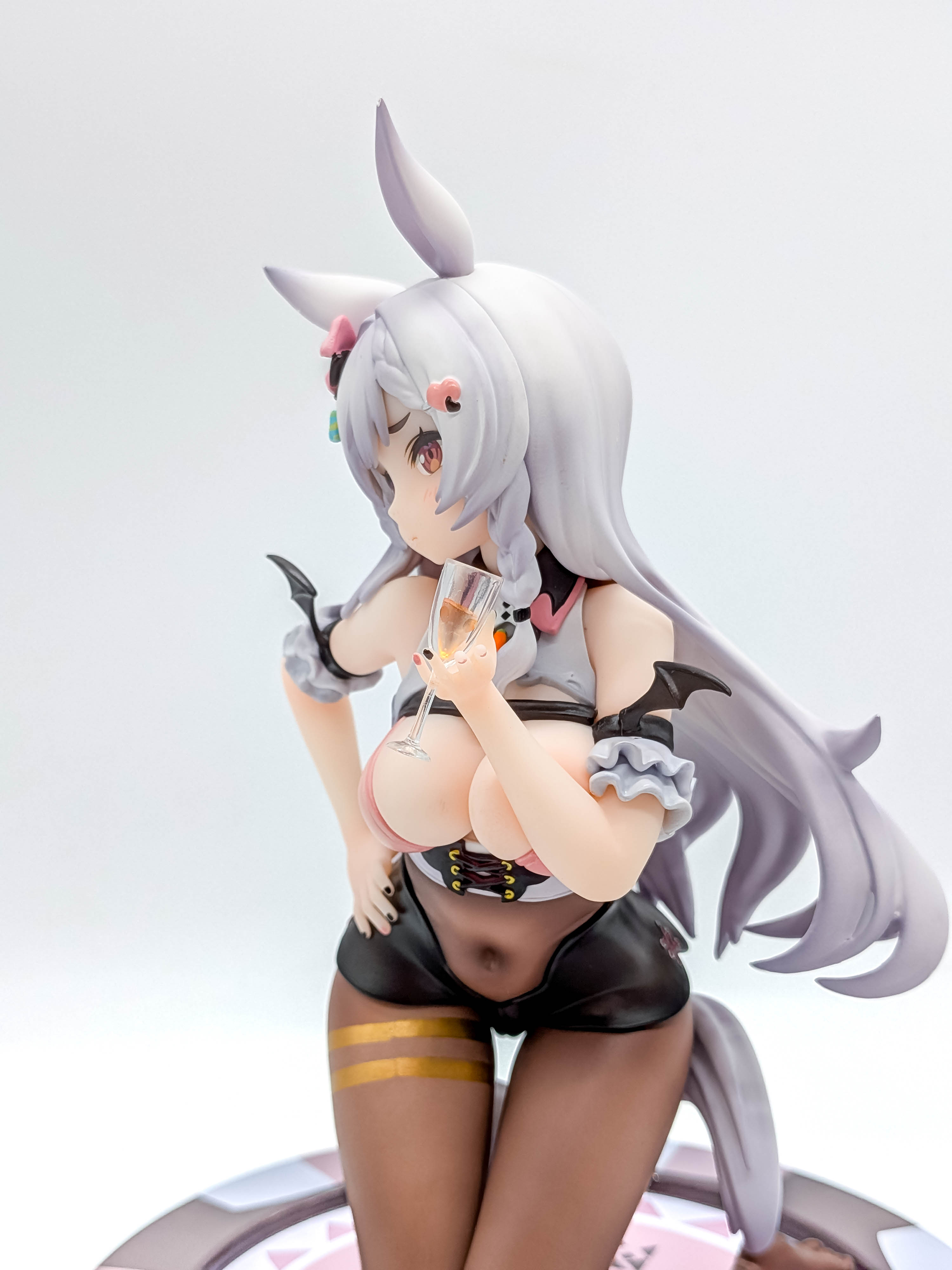 Ashige-chan figure opposite-side face and dealer outfit close-up