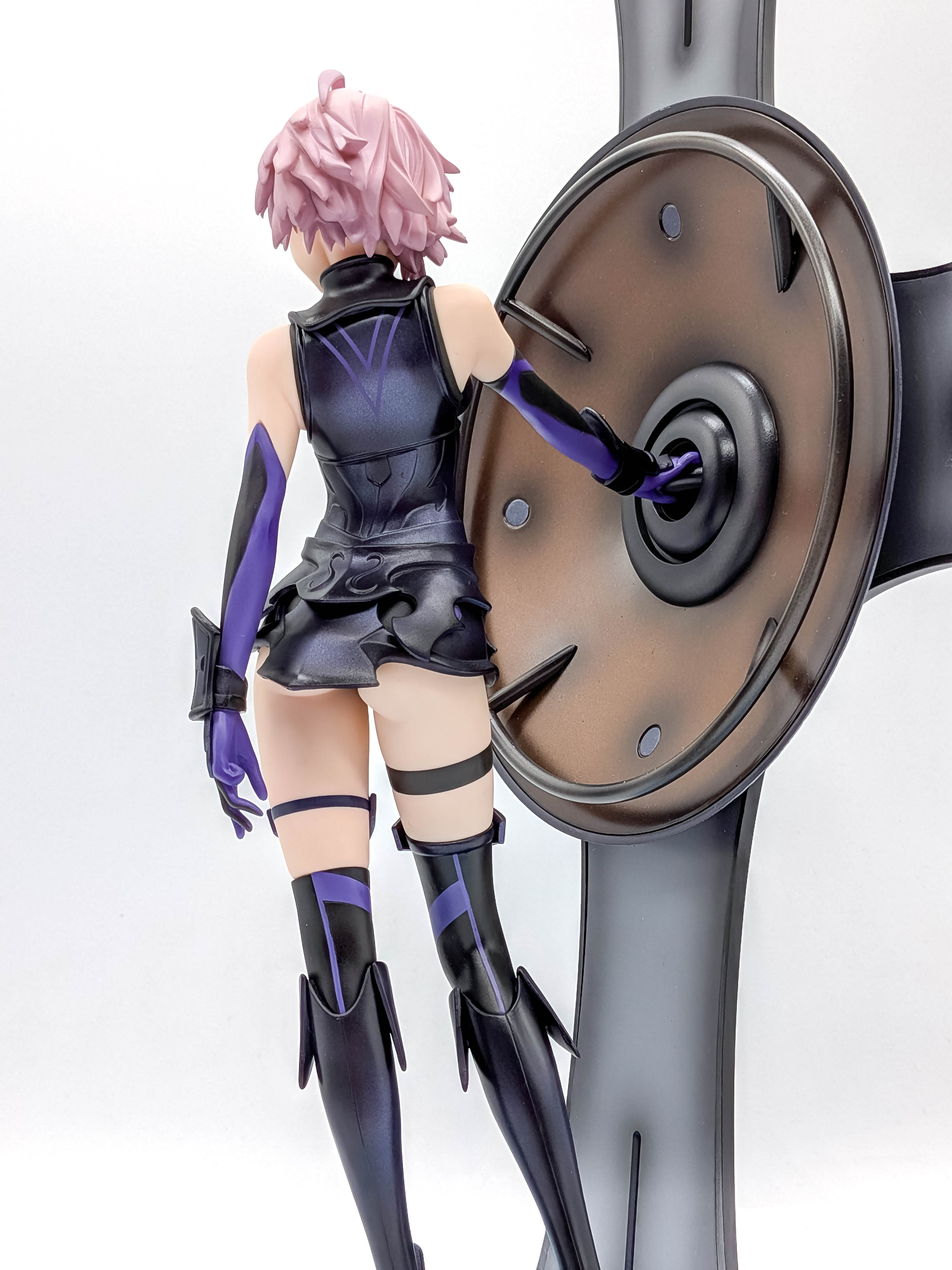 Mash Kyrielight figure alternate rear view with giant shield