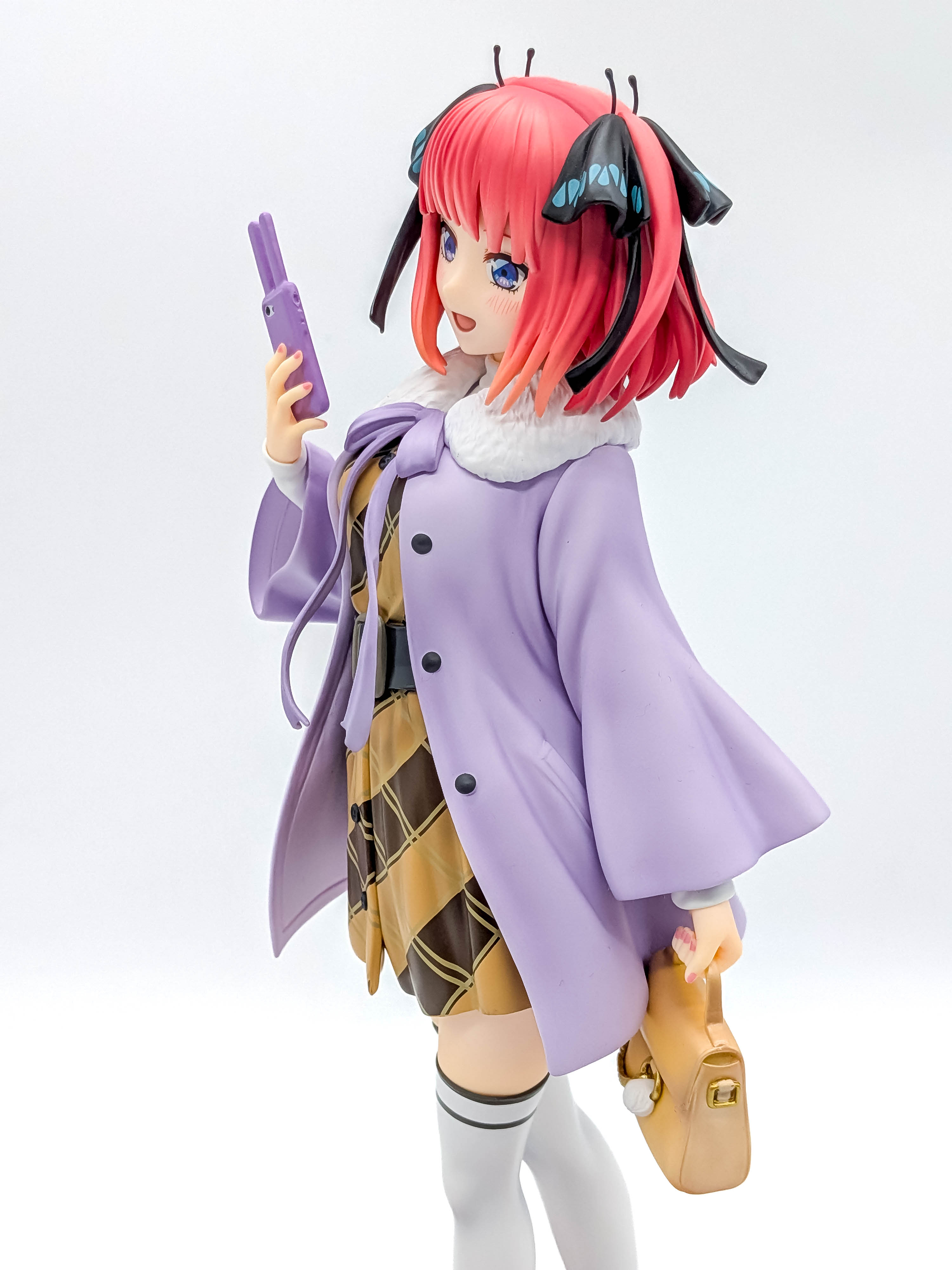 Nino Nakano figure coat plaid dress handbag and smartphone detail