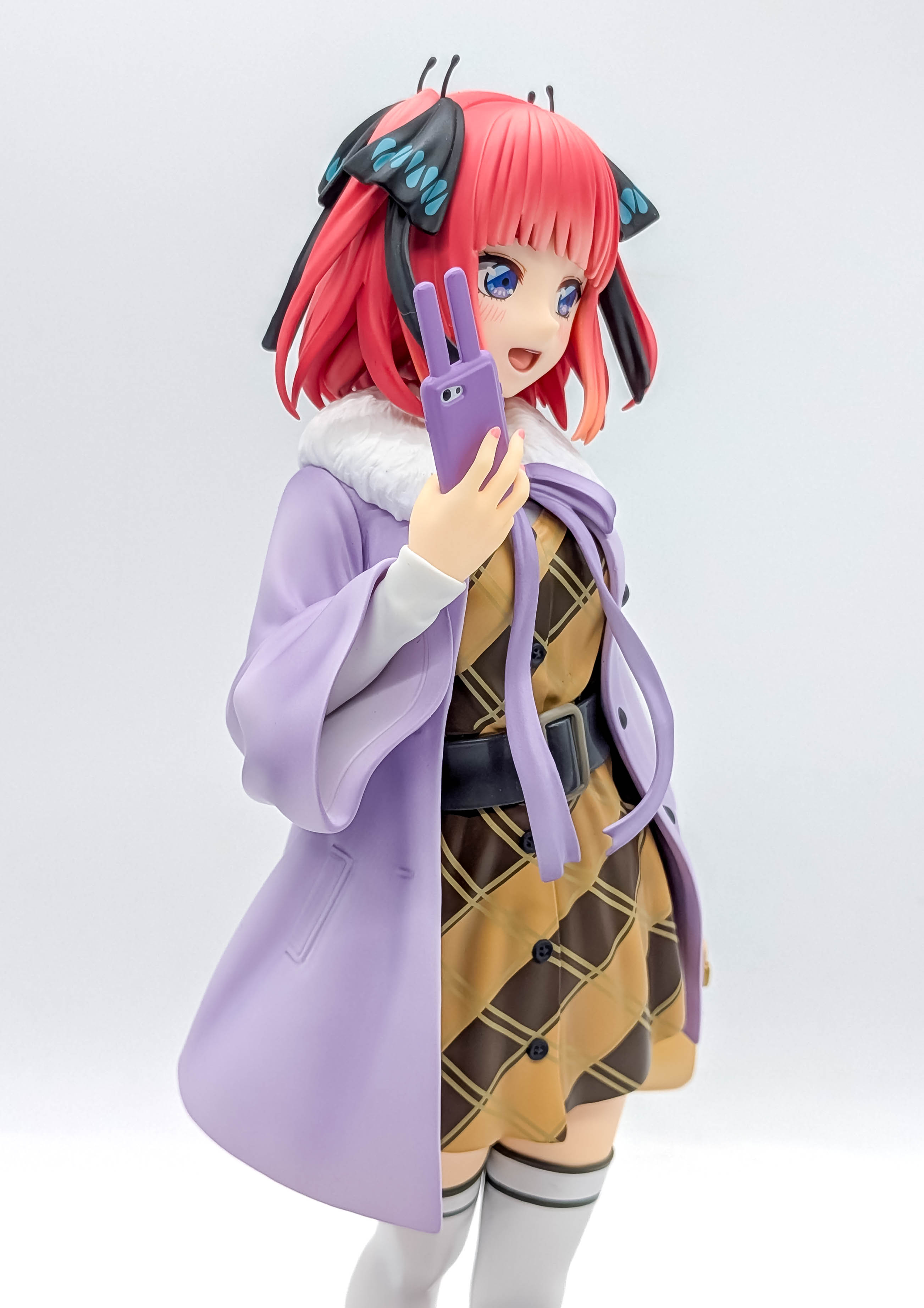 Nino Nakano figure face red hair and smartphone close-up