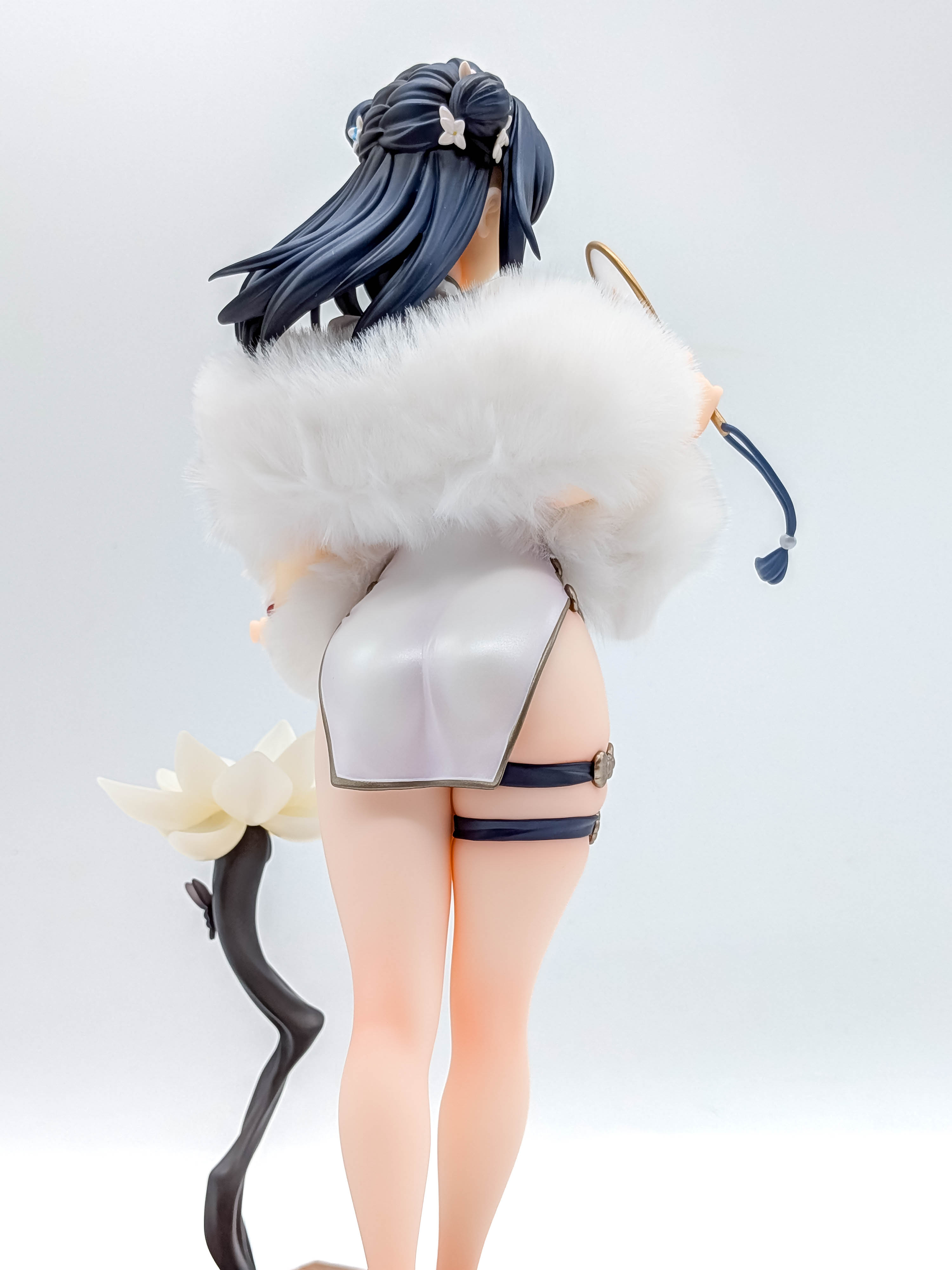 Rikka Takarada figure rear costume and fur stole close-up