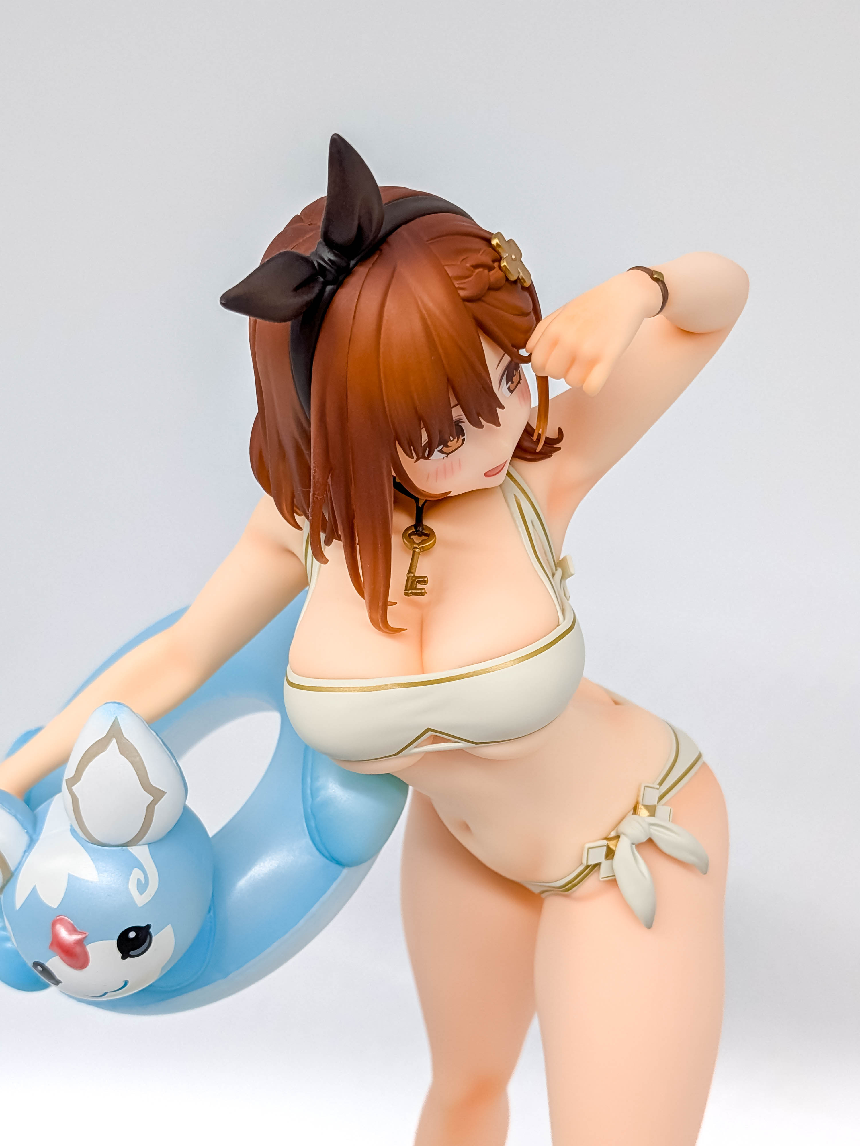 Ryza White Swimsuit Ver. upper-body and bikini detail