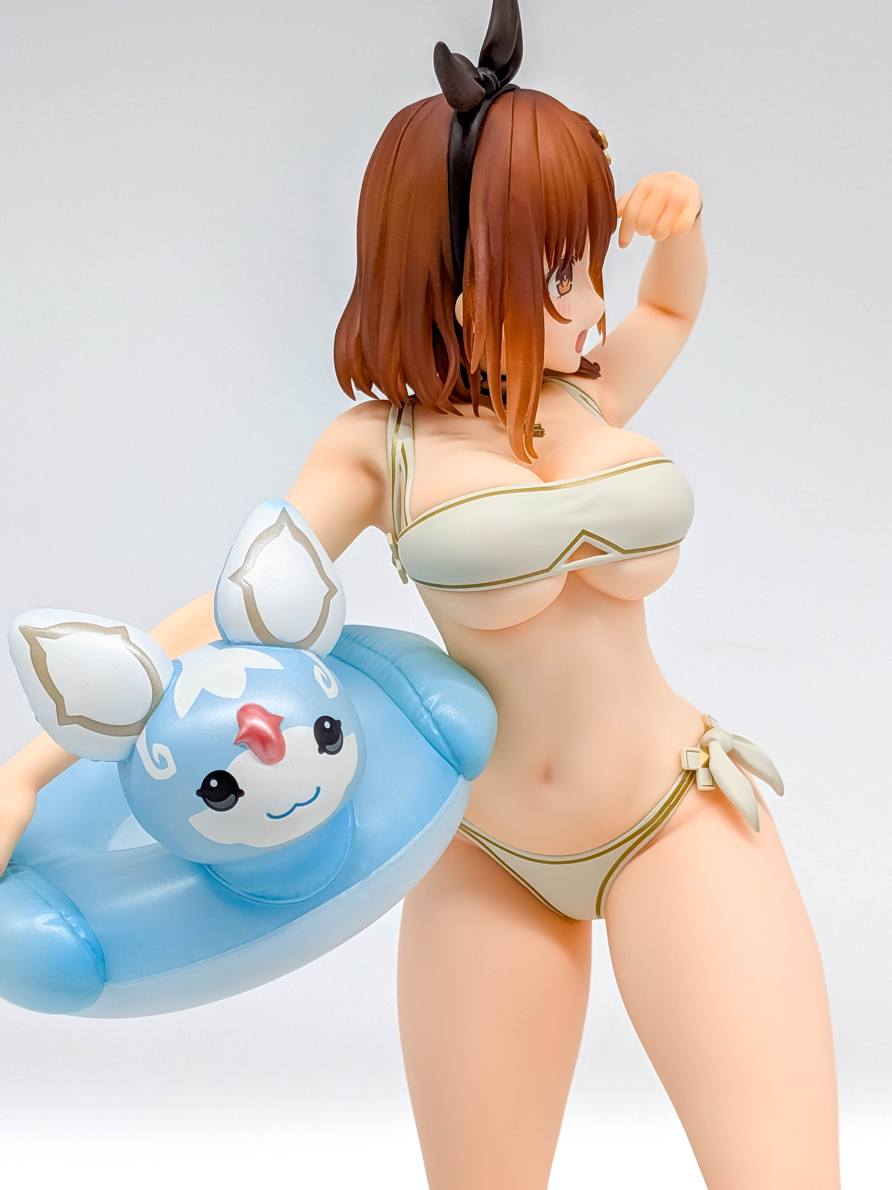 Ryza figure white swimsuit bust waist and Fi swim ring close-up