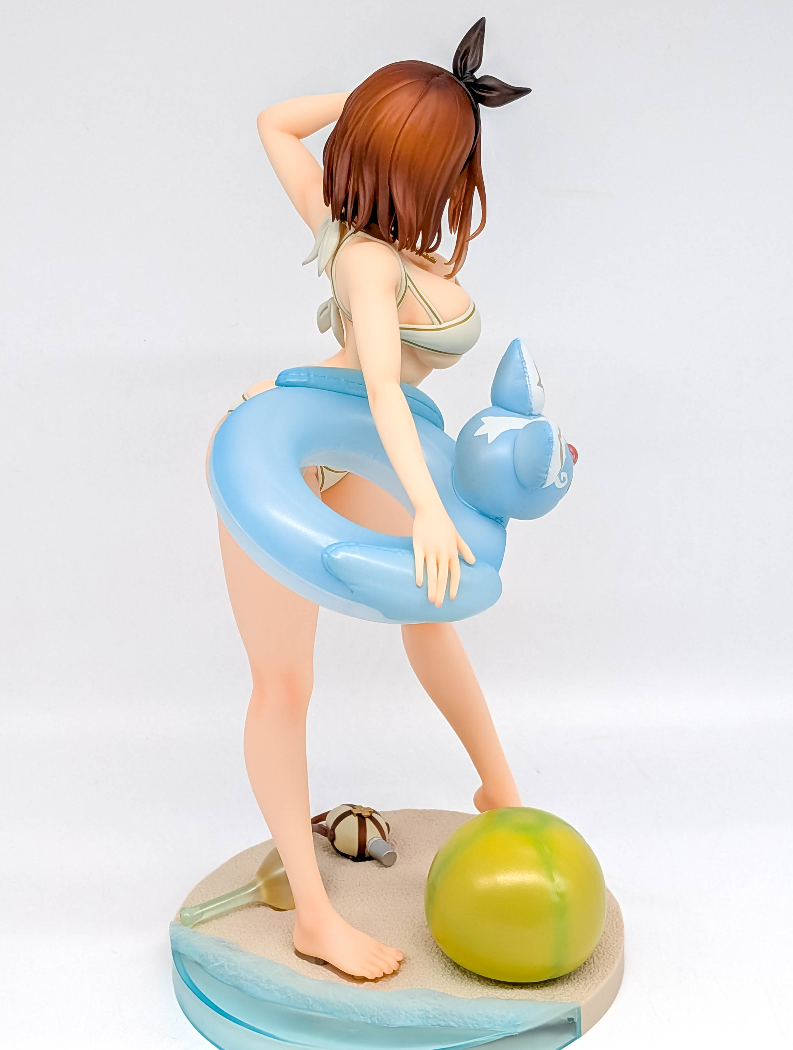 Ryza figure side view with blue Fi swim ring