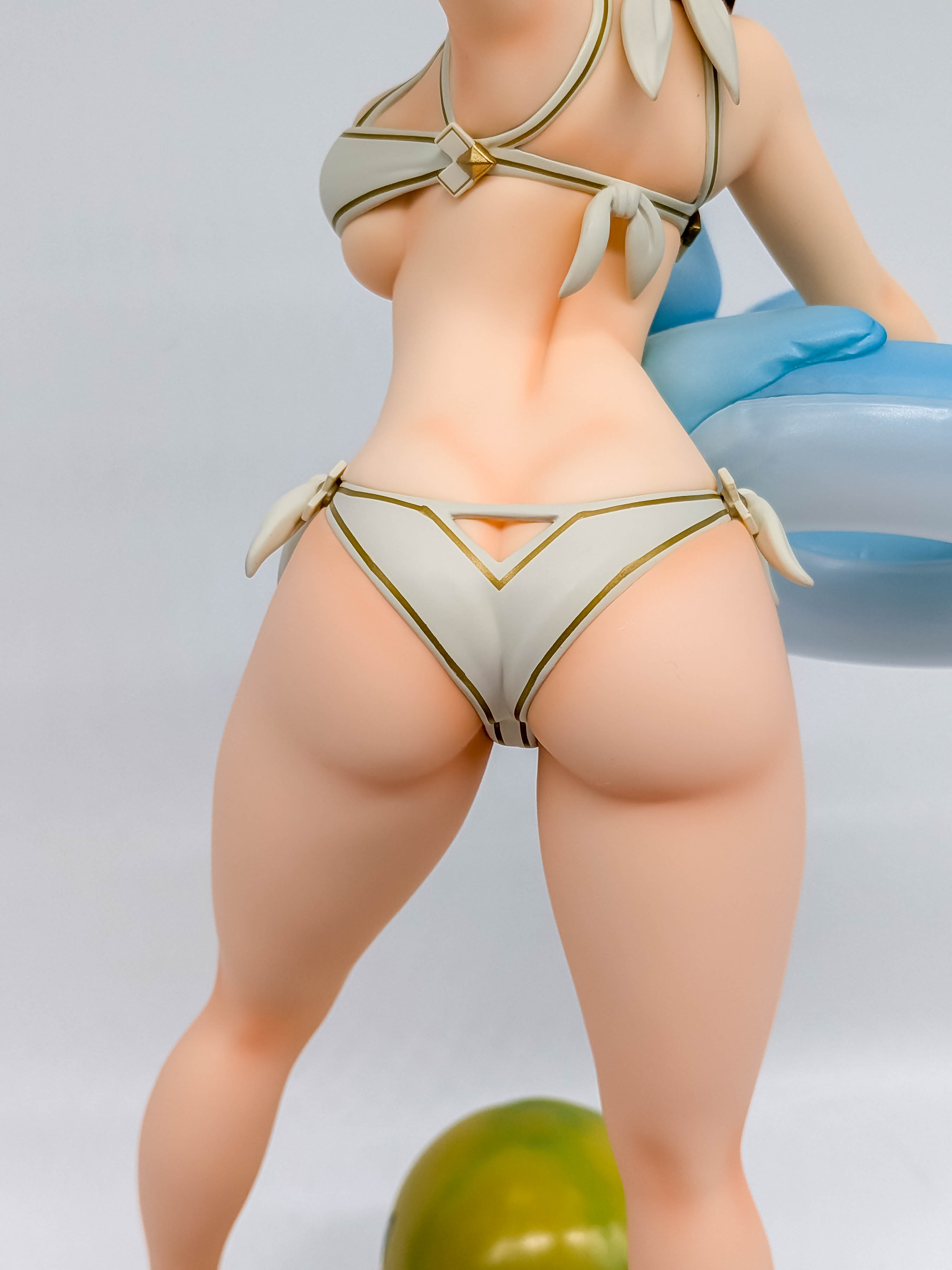 Ryza White Swimsuit Ver. rear waist bikini and hips detail