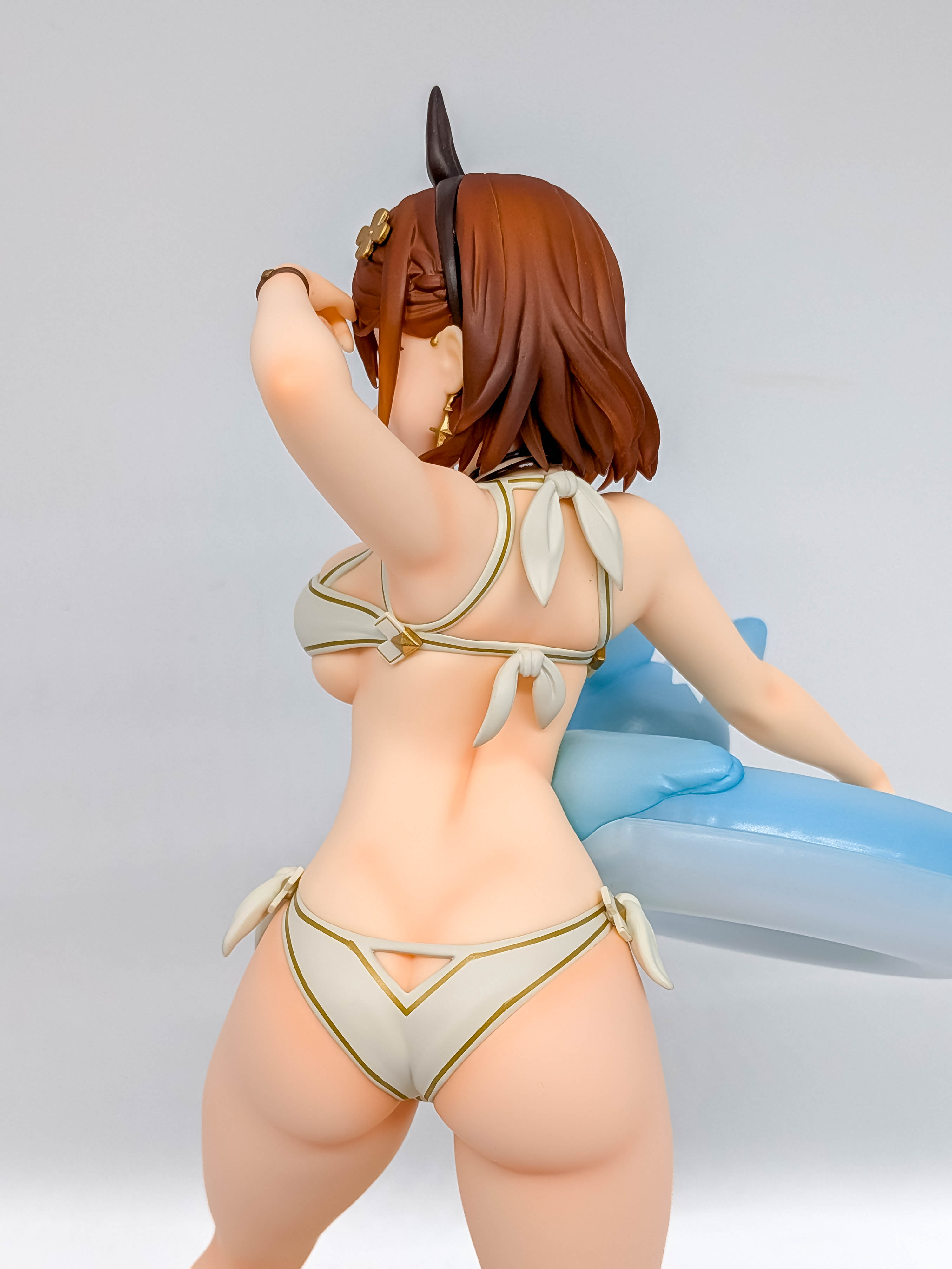Ryza figure rear three-quarter hair back and white bikini view