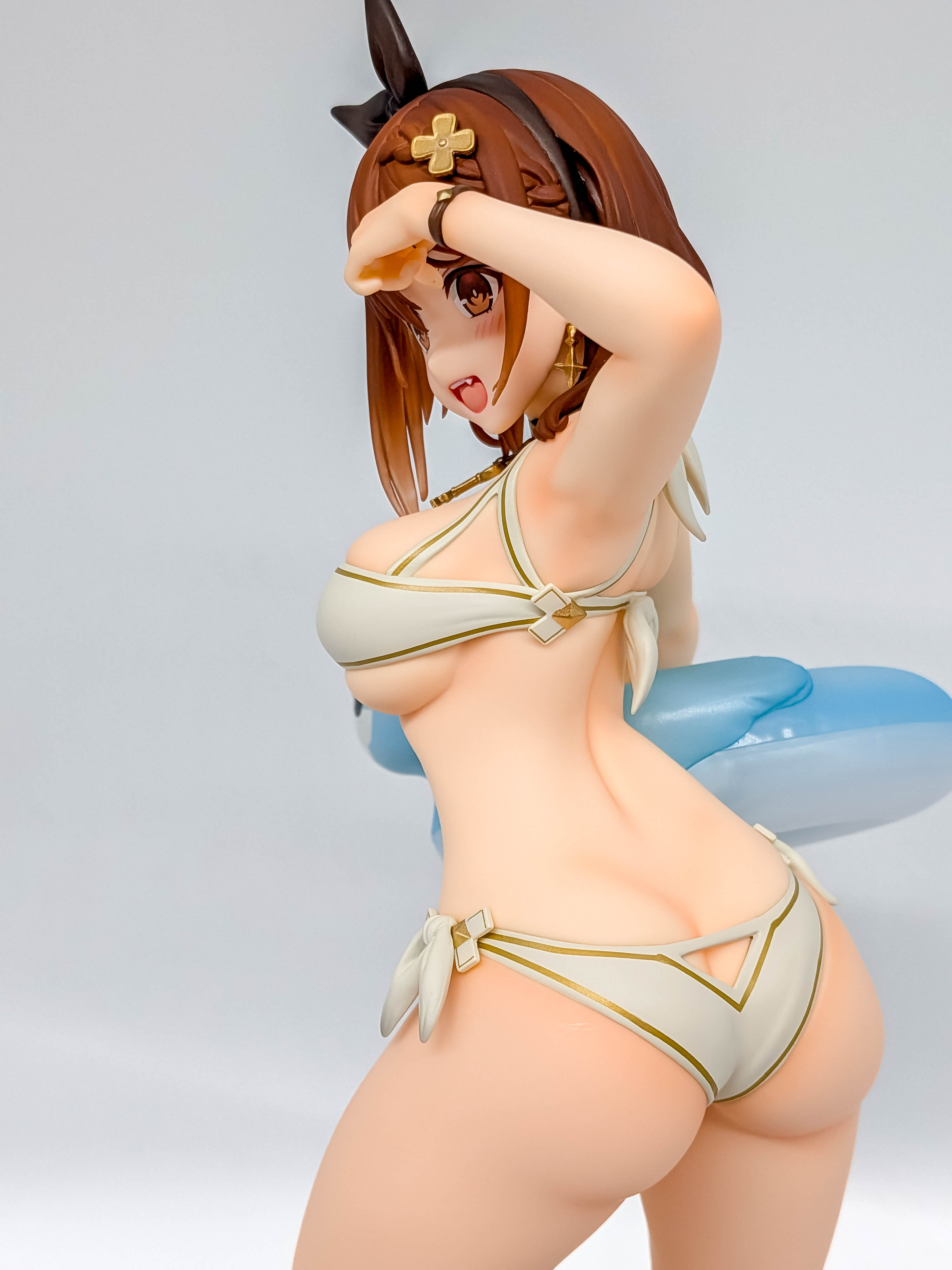 Ryza White Swimsuit Ver. side upper-body and waist view