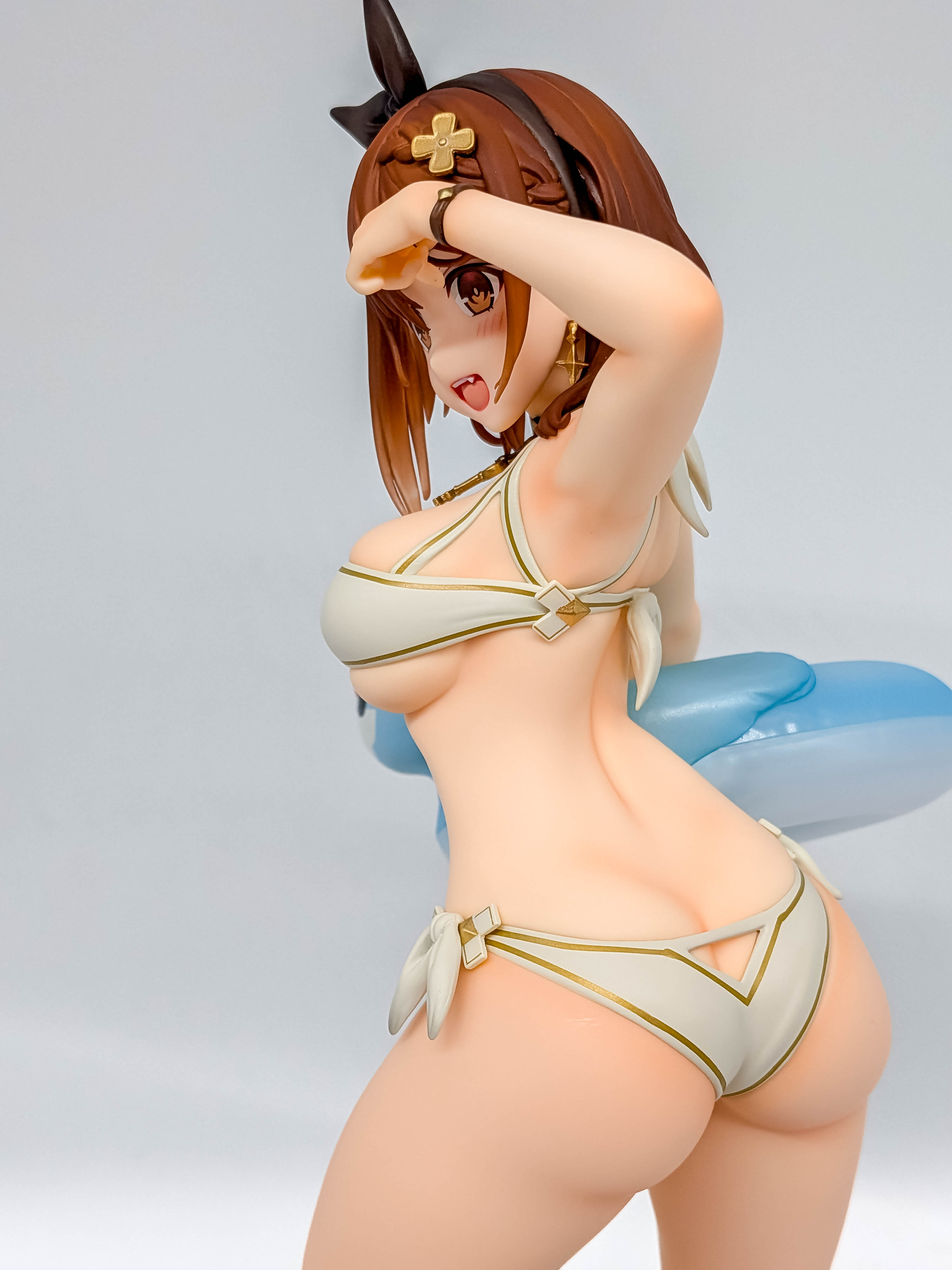 Ryza figure side profile swimsuit waist and hip detail