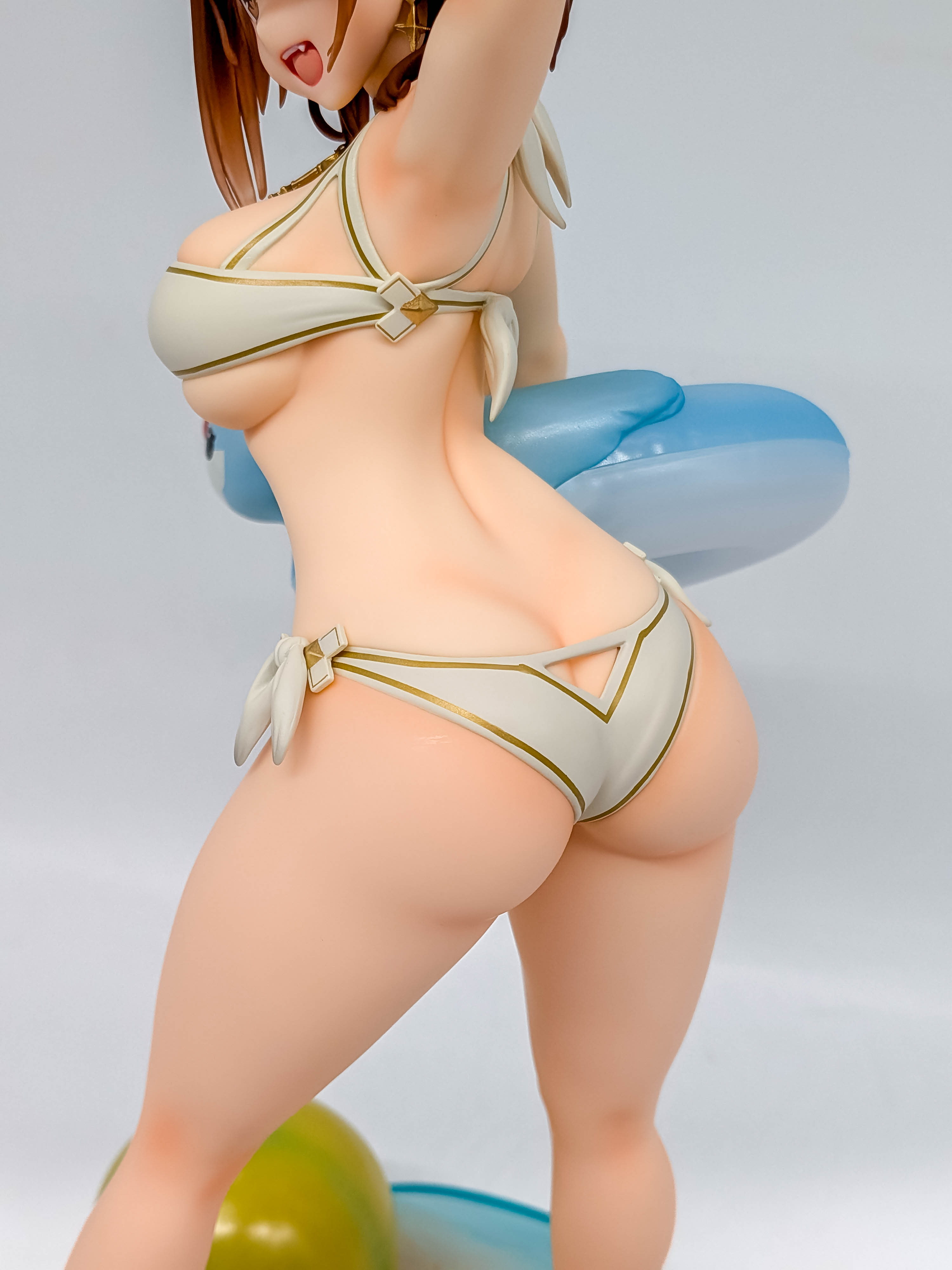 Ryza White Swimsuit Ver. rear three-quarter lower-body view