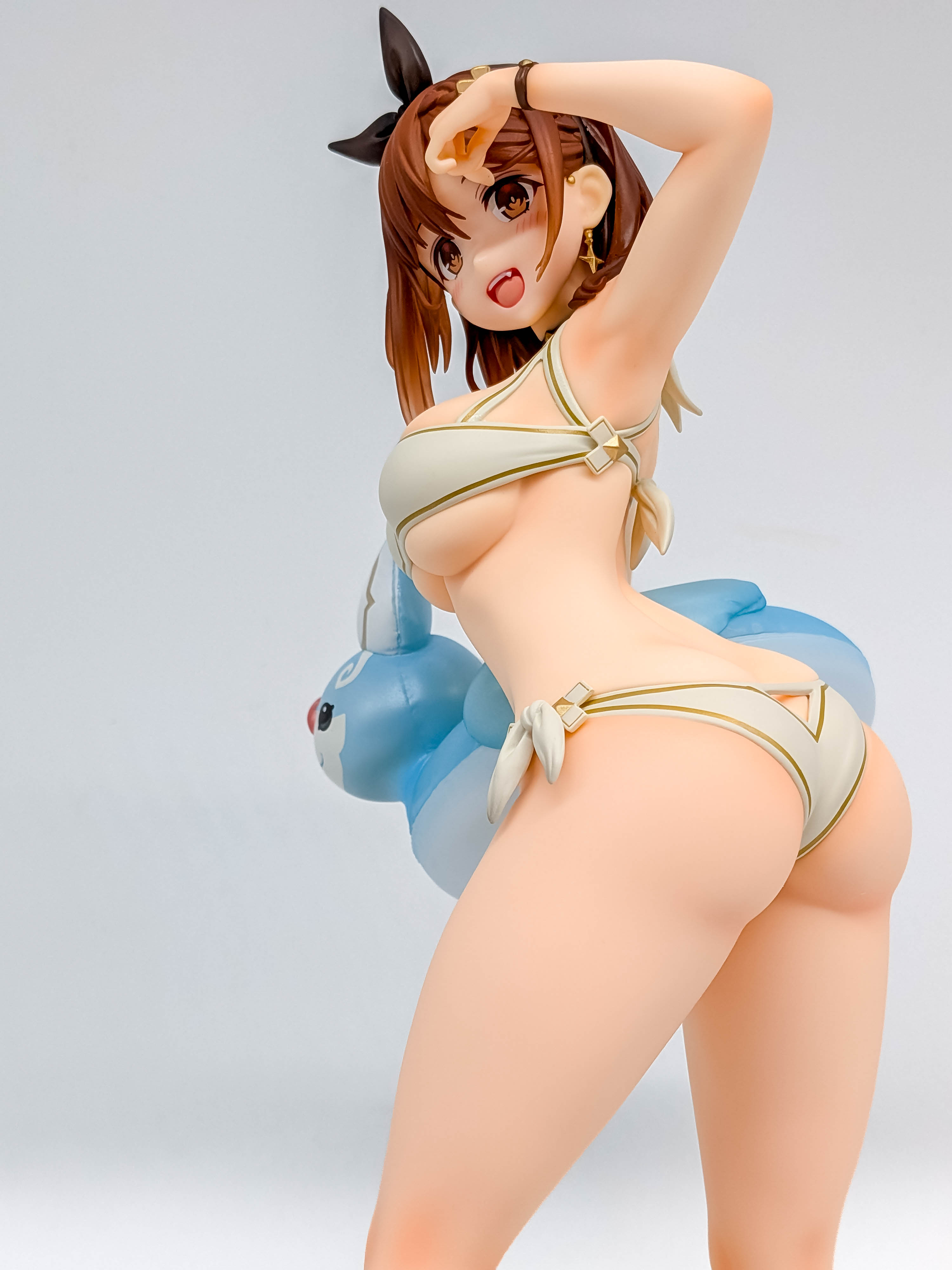 Ryza White Swimsuit Ver. low three-quarter body view