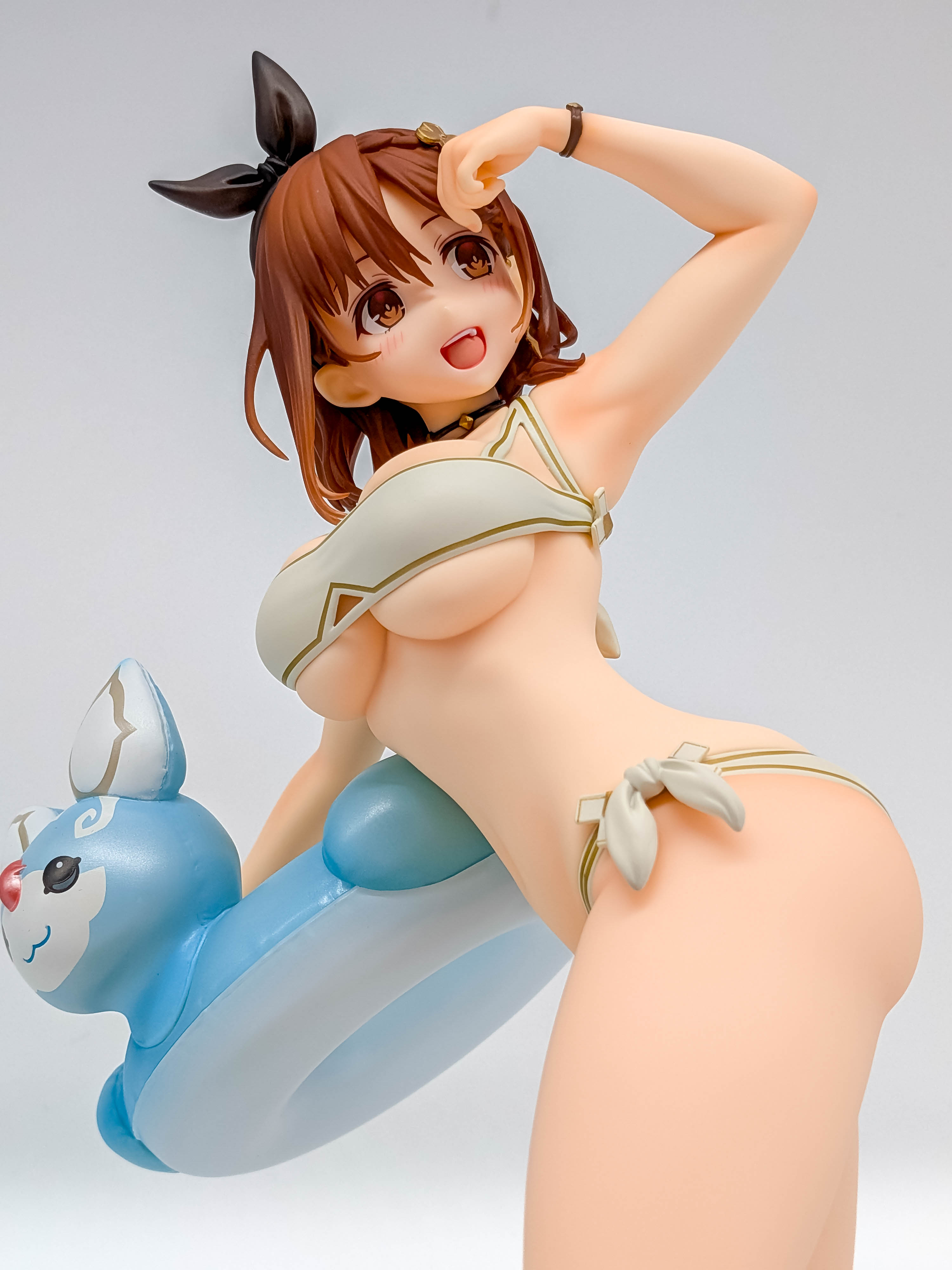 Ryza figure smiling face brown hair and white swimsuit close-up