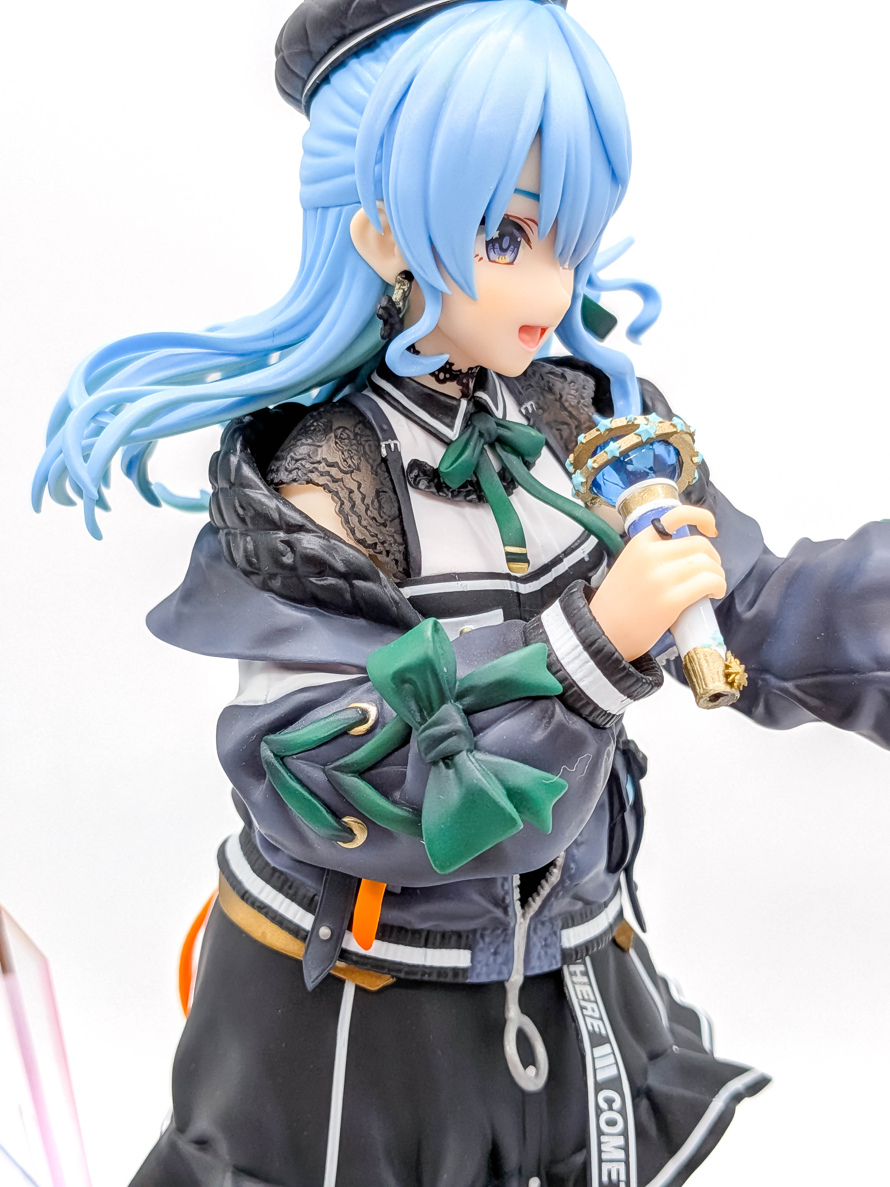 Hoshimachi Suisei figure side face and microphone close-up