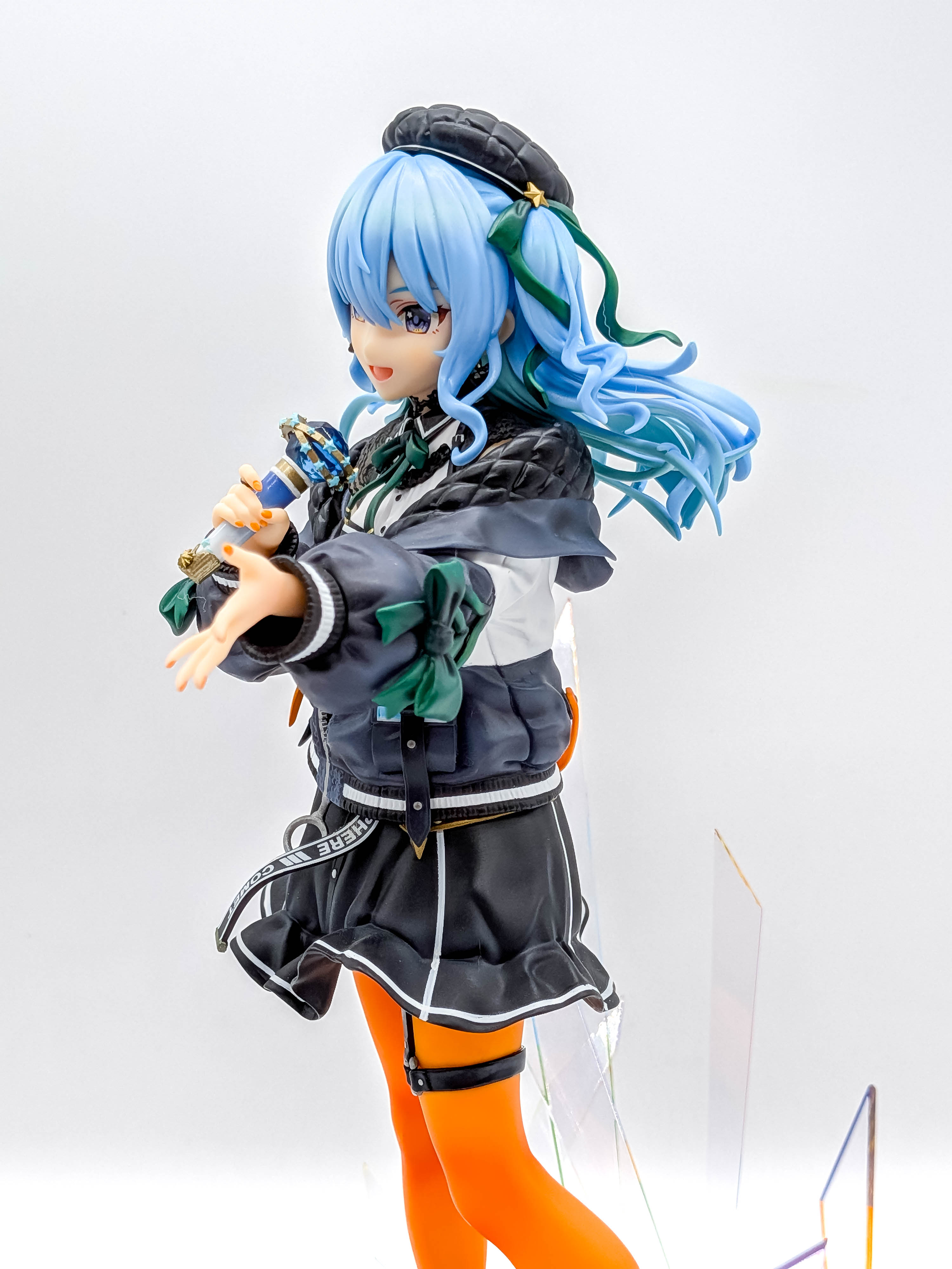 Hoshimachi Suisei figure jeweled microphone and extended hand