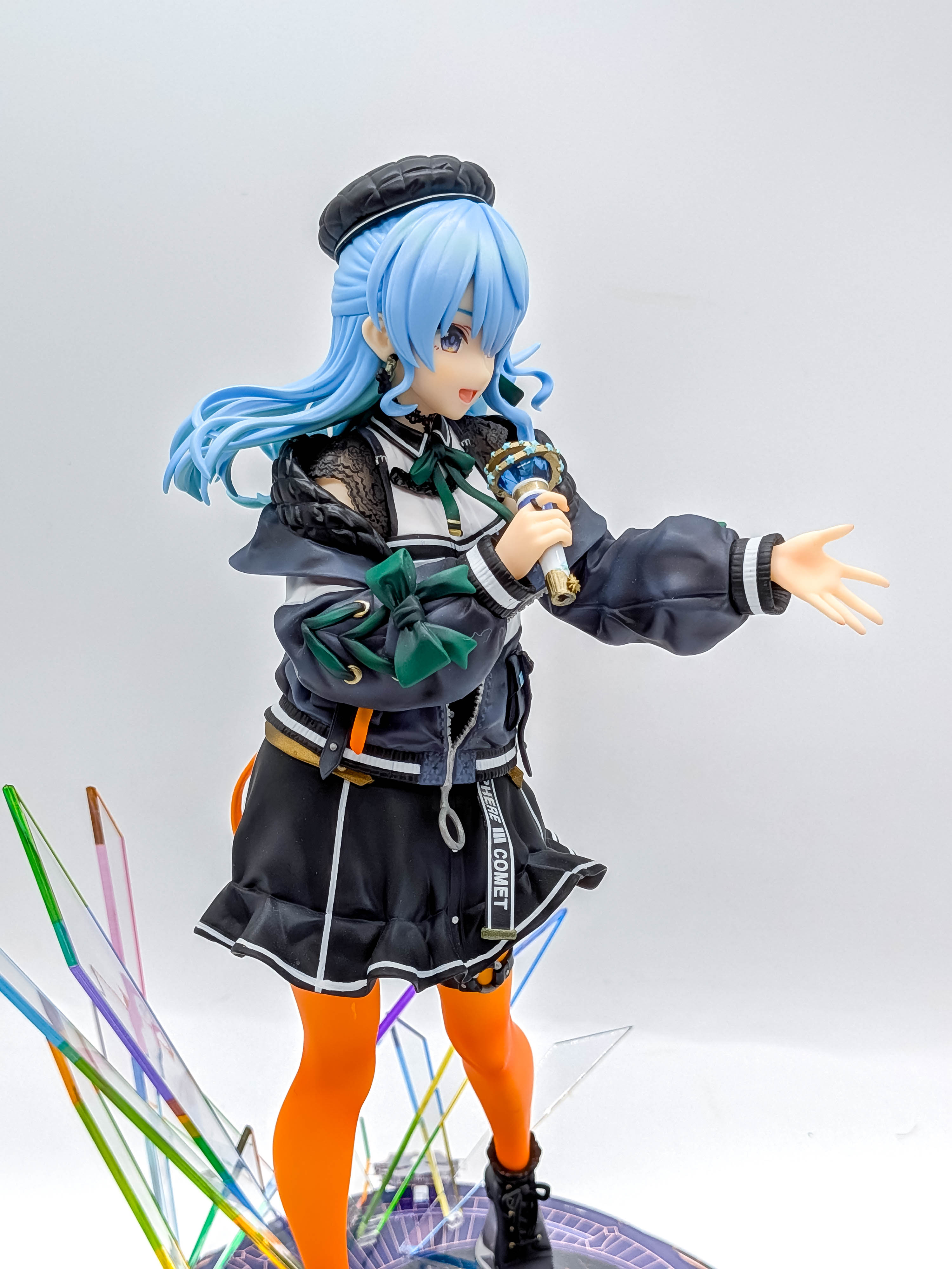Hoshimachi Suisei figure blue hair black beret and green ribbon