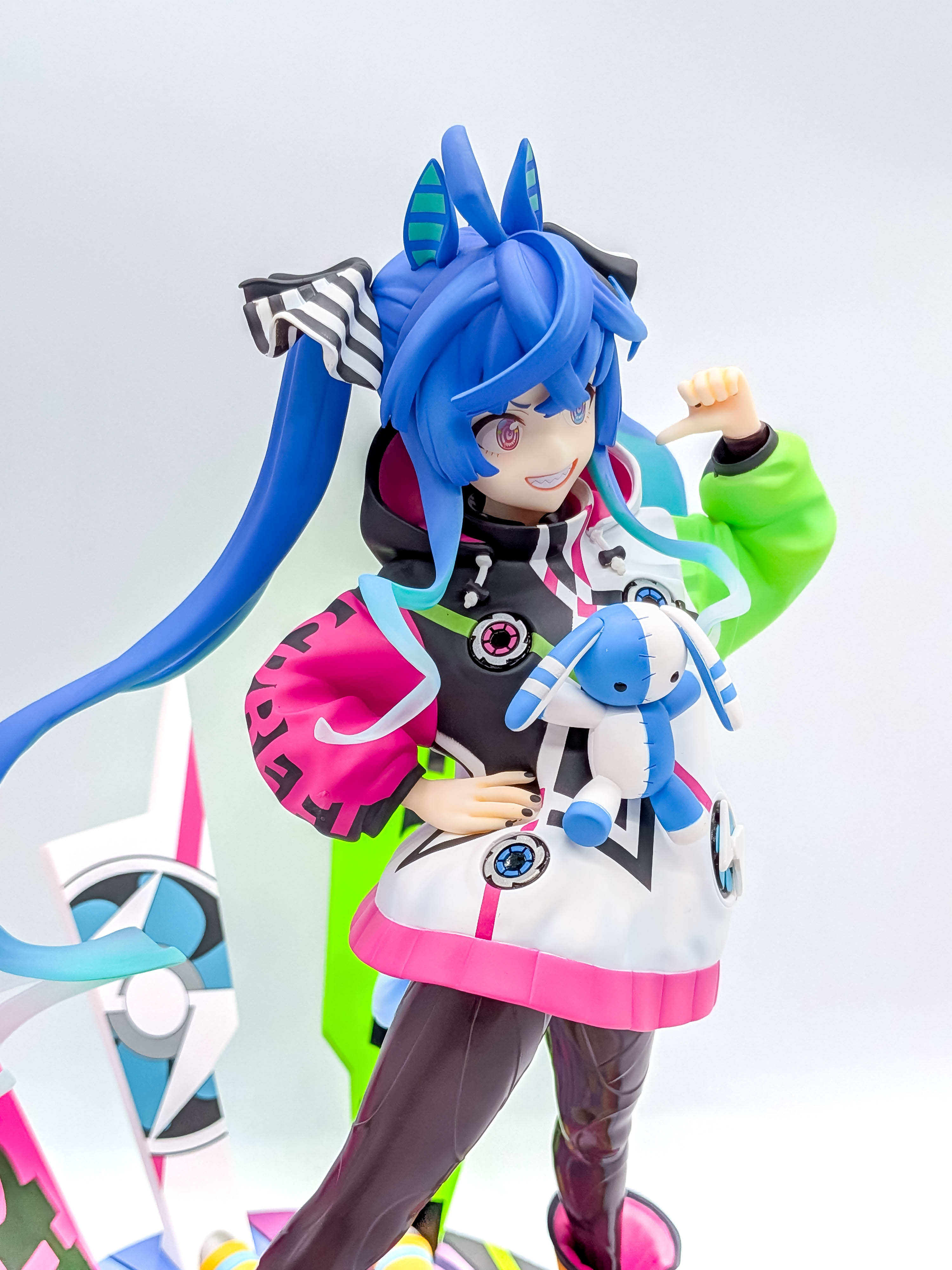 Twin Turbo figure upper-body side view with flowing blue hair