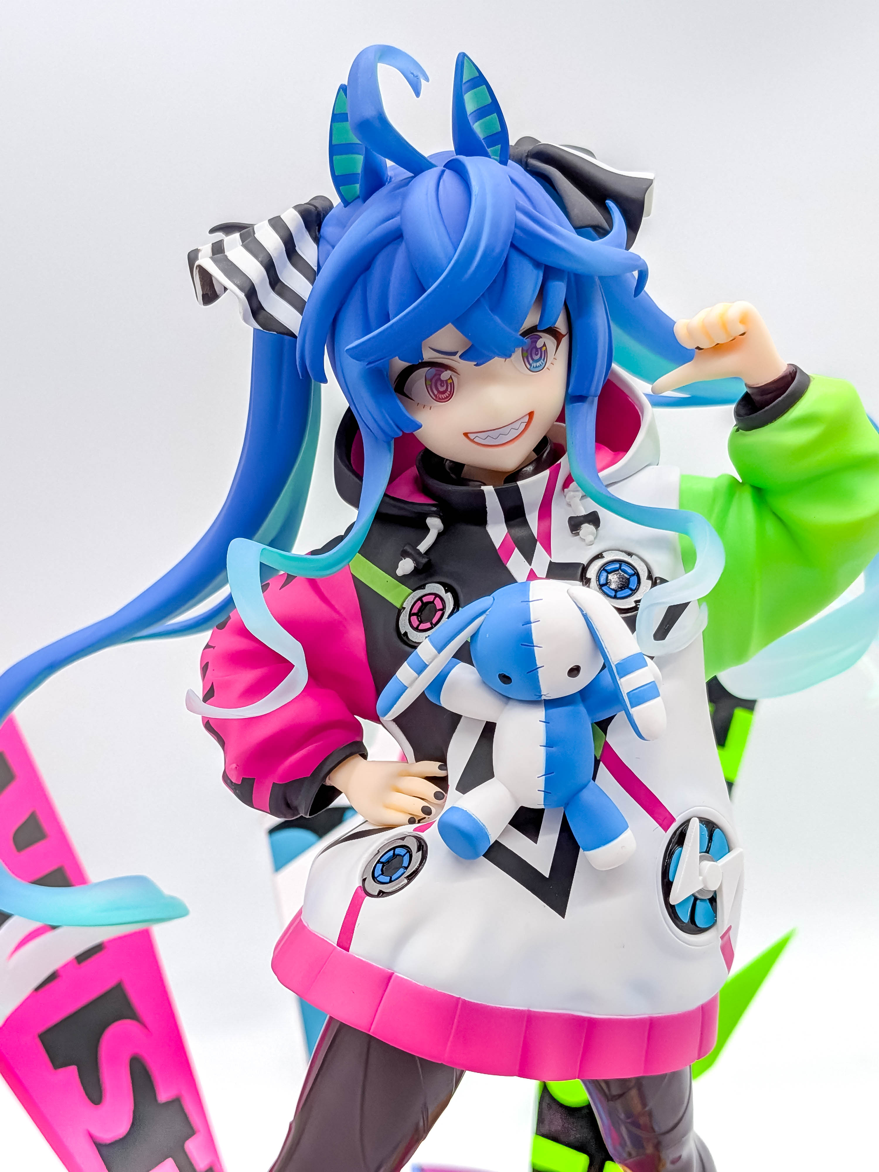 Twin Turbo figure face heterochromia and shark-tooth grin close-up