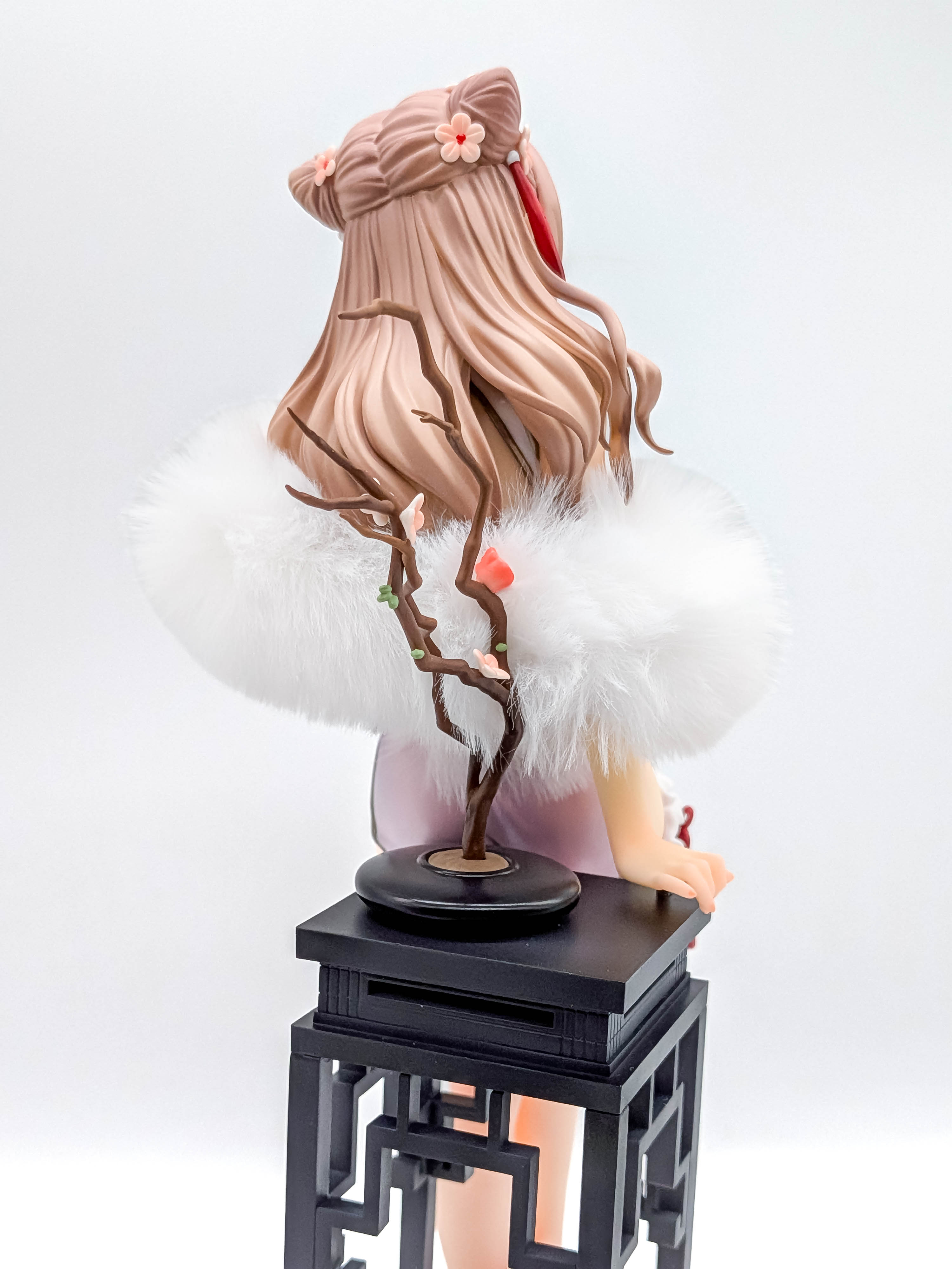 Yume Minami figure rear hair fur stole and plum branch detail